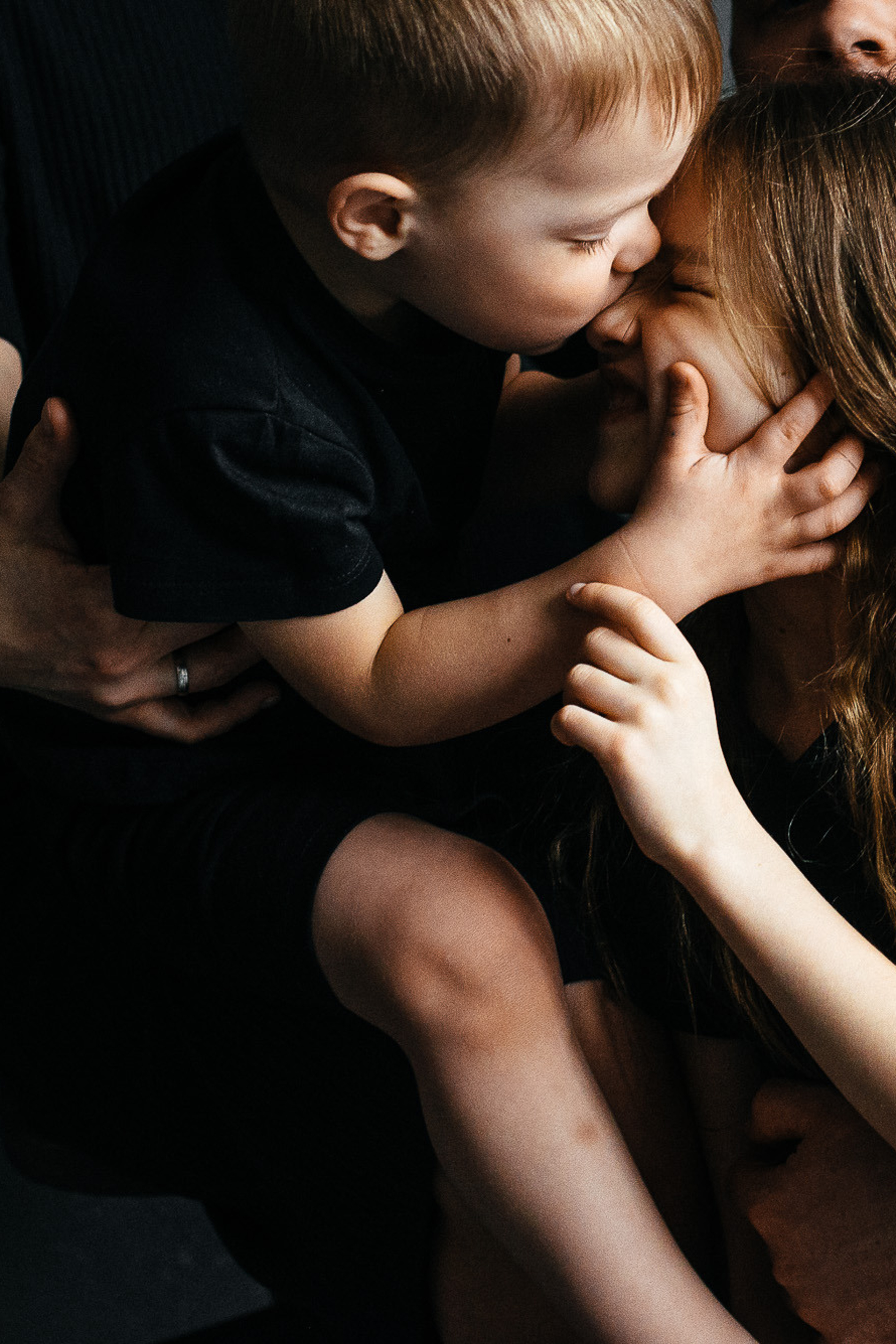 Живая семейная съемка с&nbsp;двумя детьми в&nbsp;студии