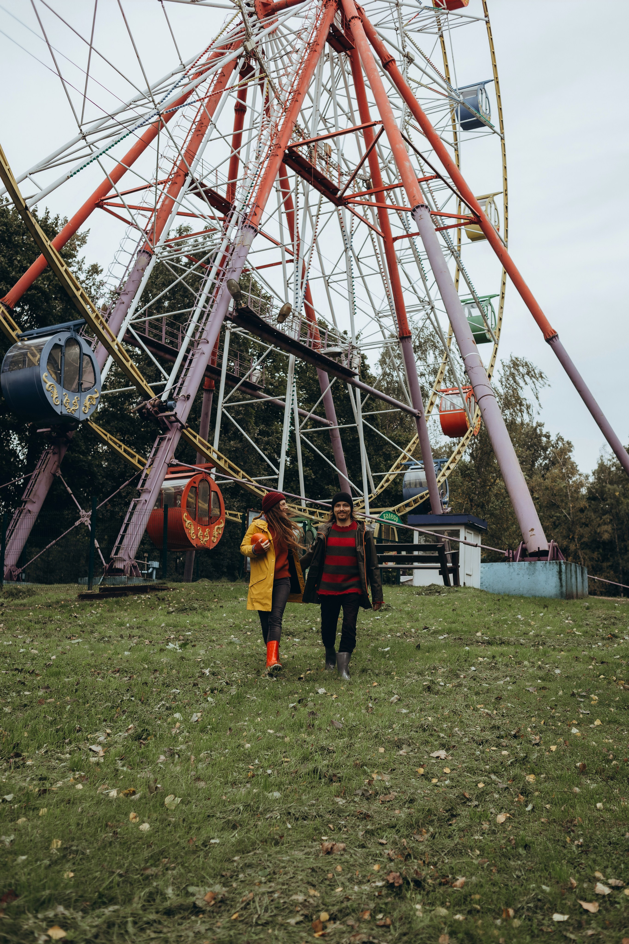 Алеся и Сережа. Love story в парке аттракционов. Женский и семейный фотограф в Санкт-Петербурге Екатерина Симонова