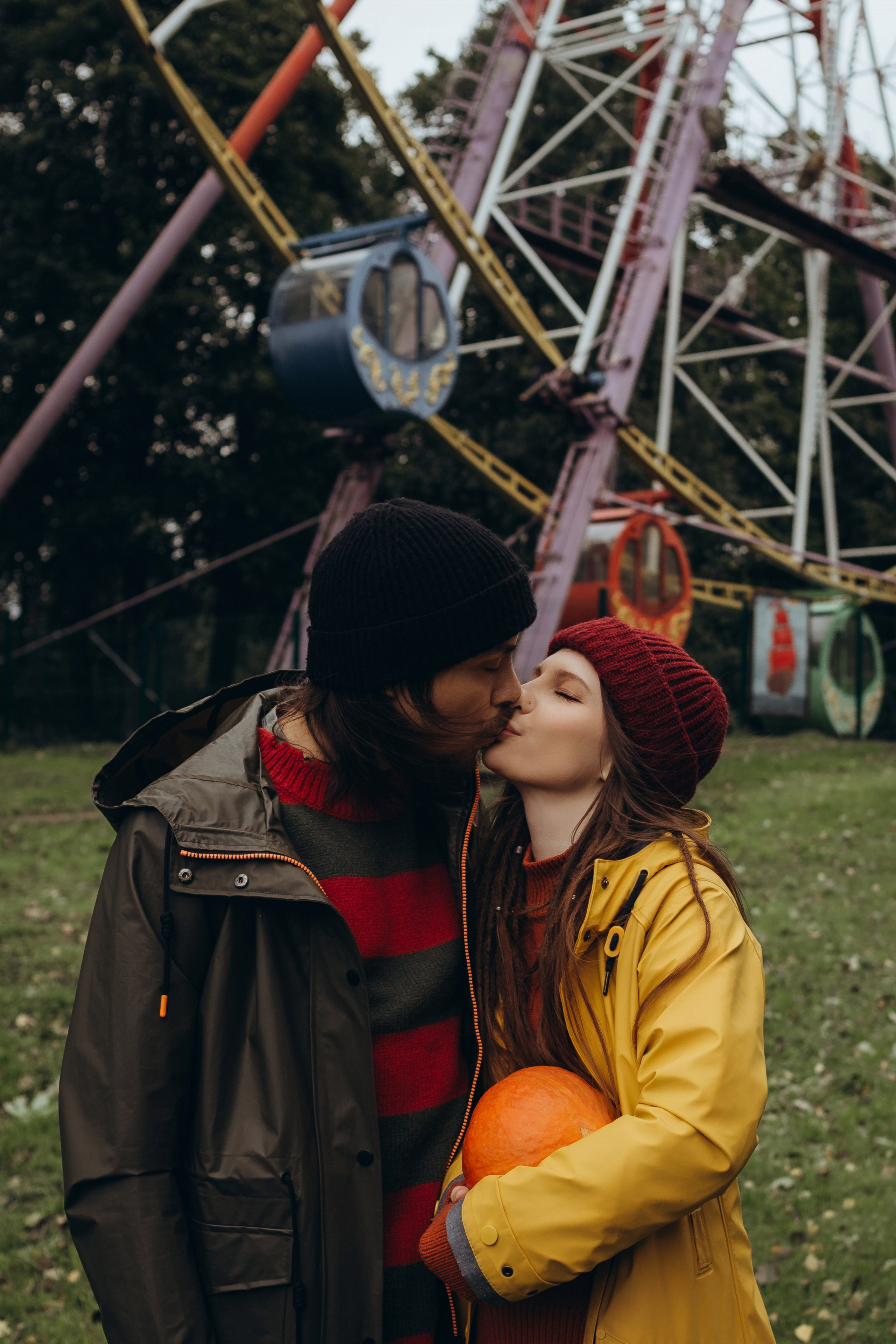 Алеся и Сережа. Love story в парке аттракционов. Женский и семейный фотограф в Санкт-Петербурге Екатерина Симонова