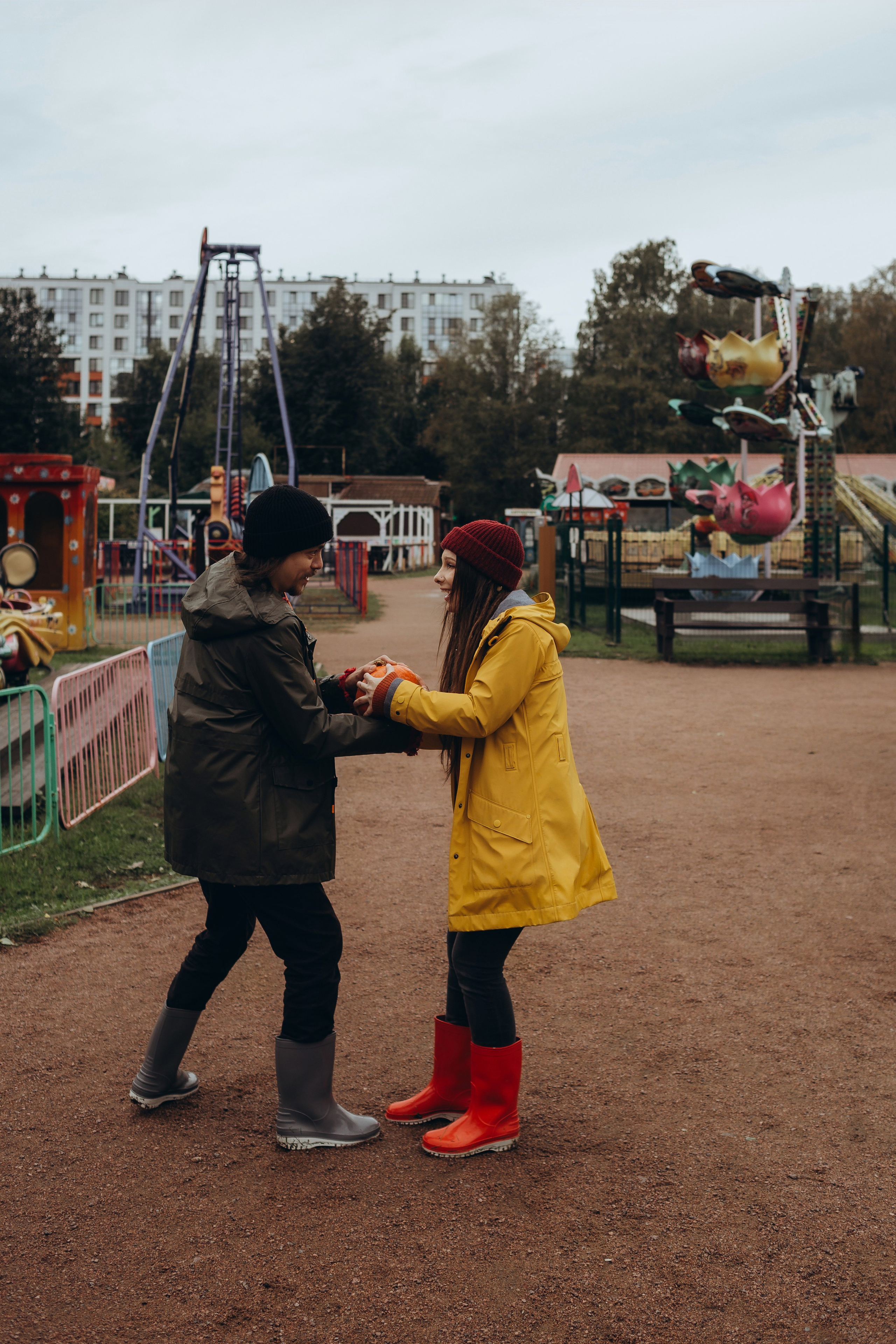 Алеся и Сережа. Love story в парке аттракционов. Женский и семейный фотограф в Санкт-Петербурге Екатерина Симонова