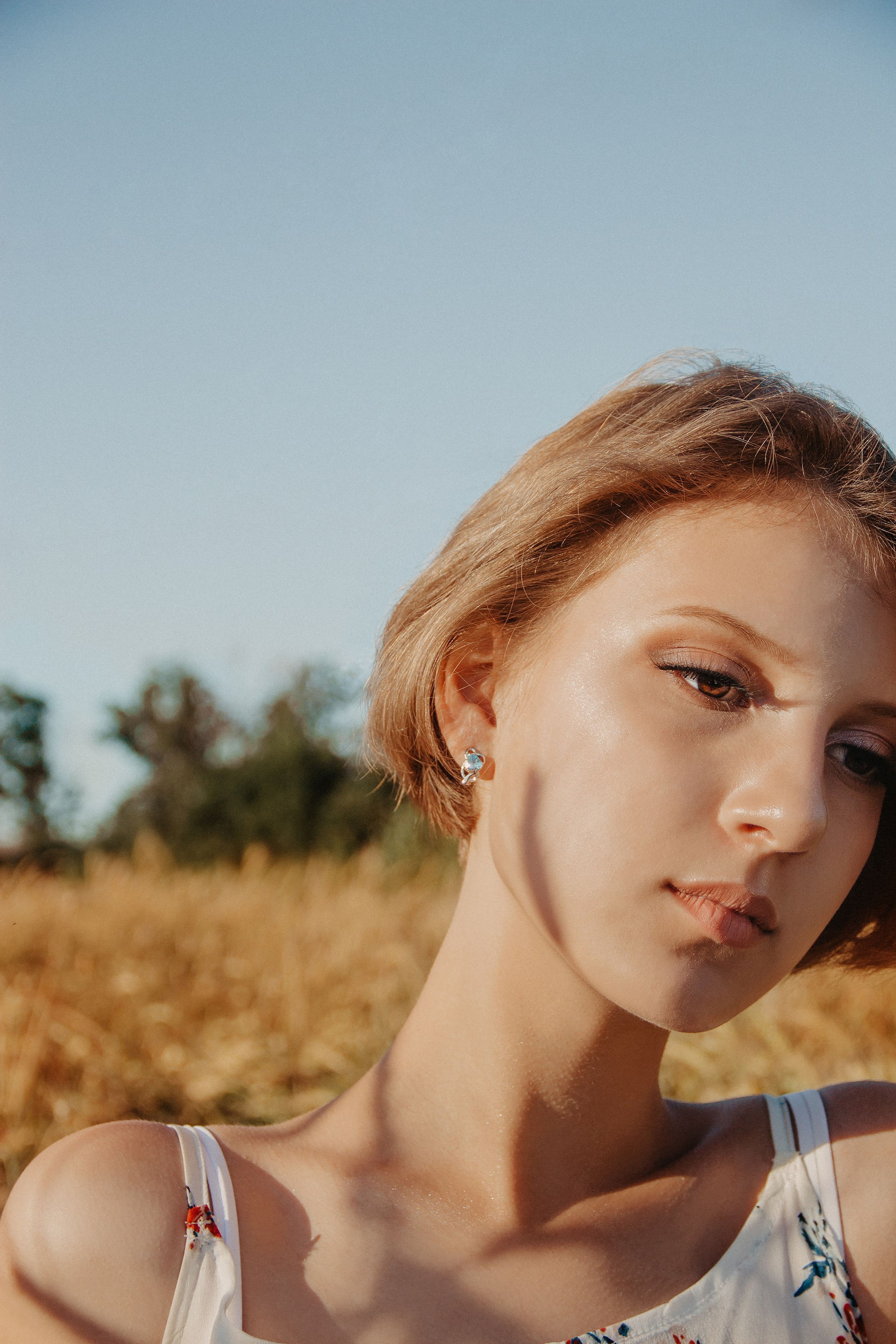 В золотых колосьях нежно ветер шепчет