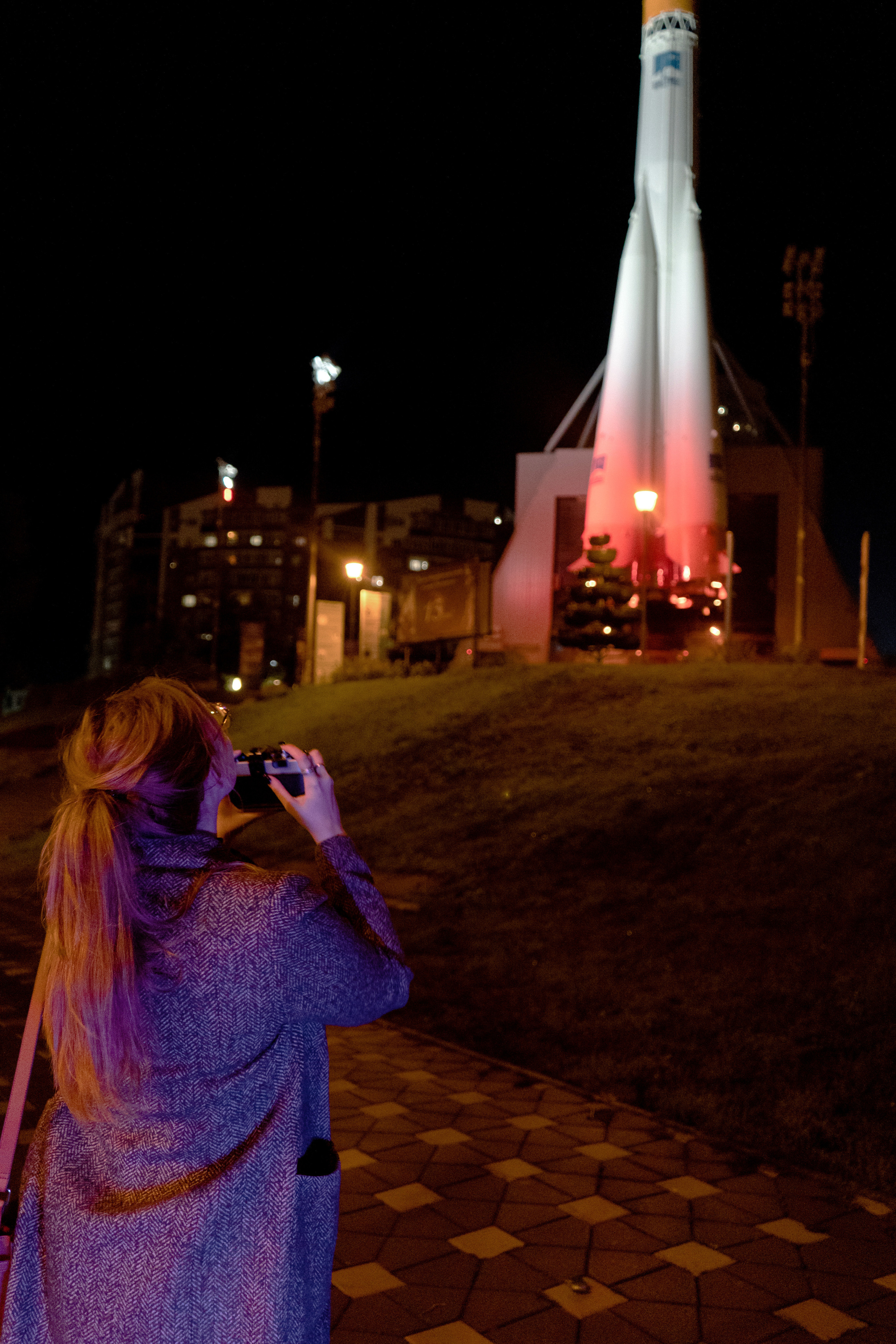 Девушка и ракета