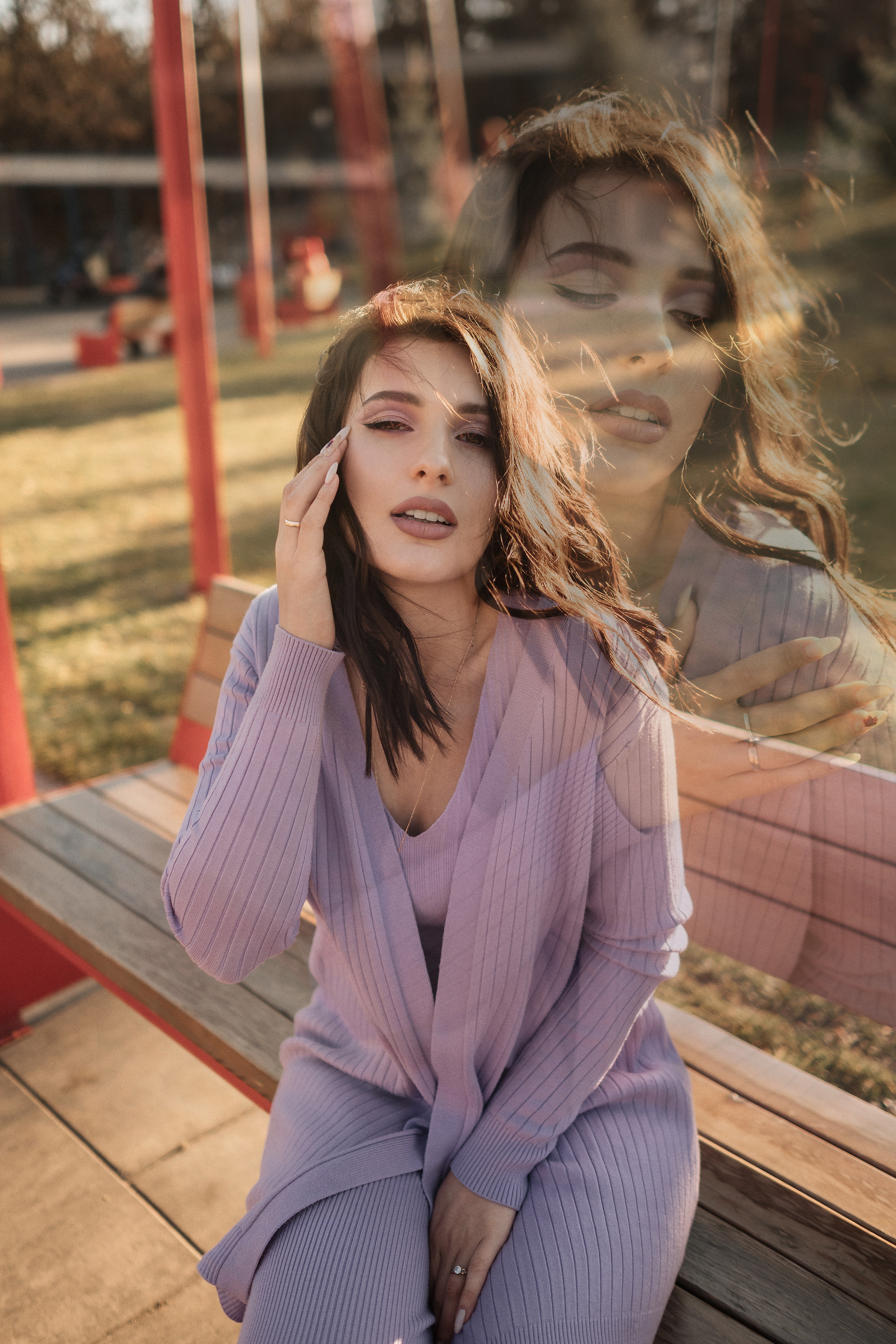 Яркая Ксюша в парке осенью