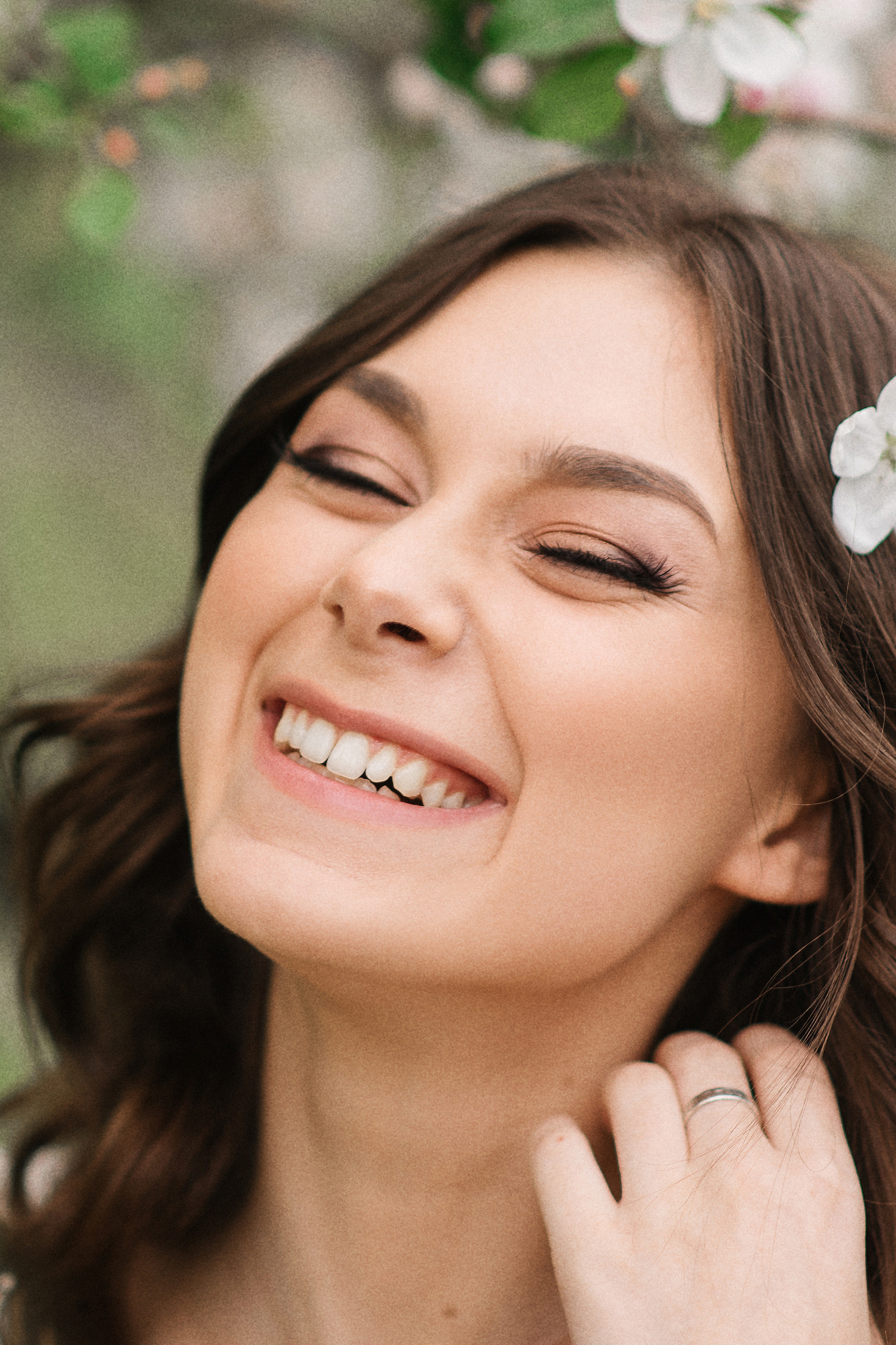 Нежная Настя в цветущих яблонях