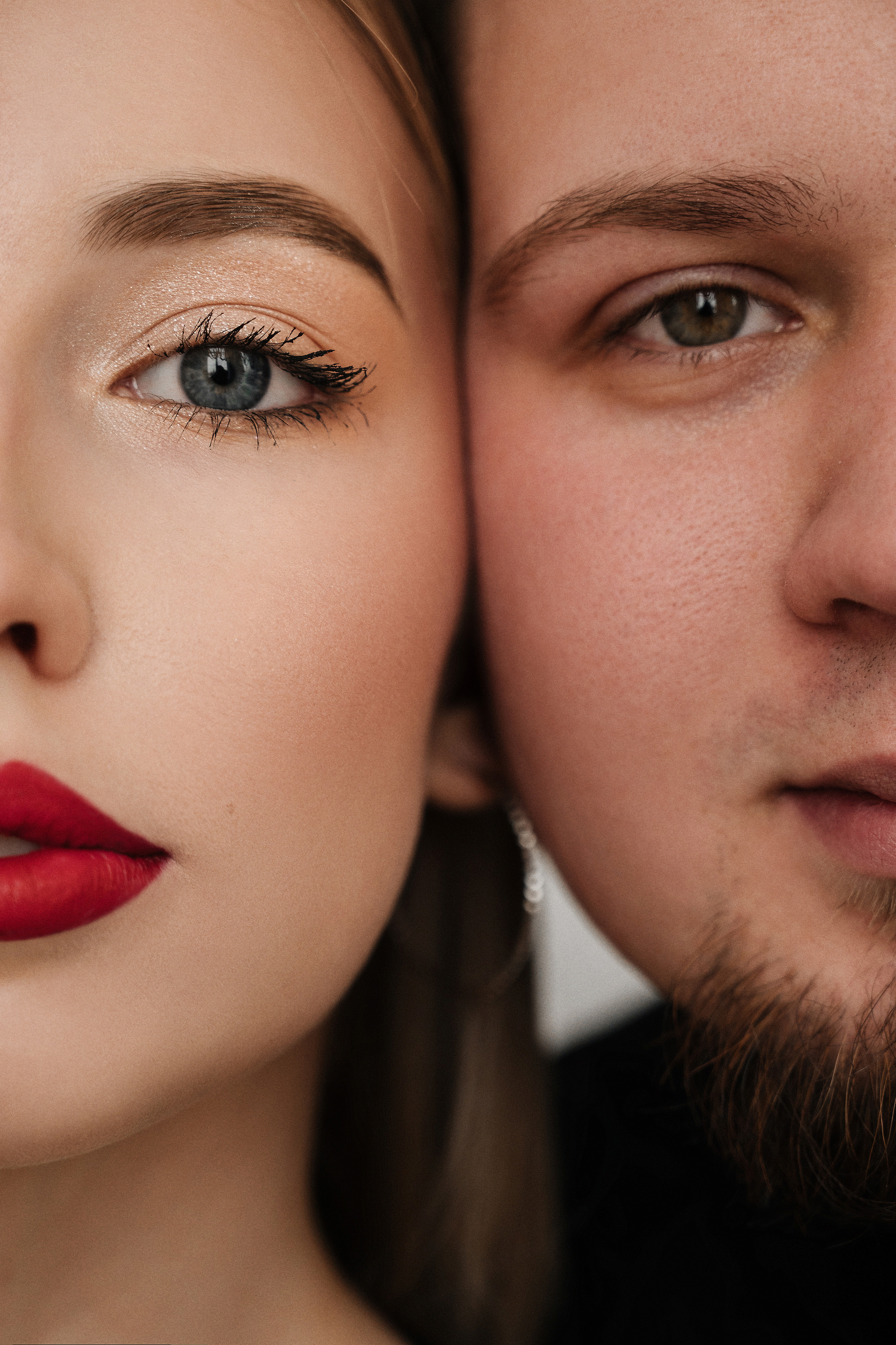 Лиза и Данил в минимализме с красным акцентом