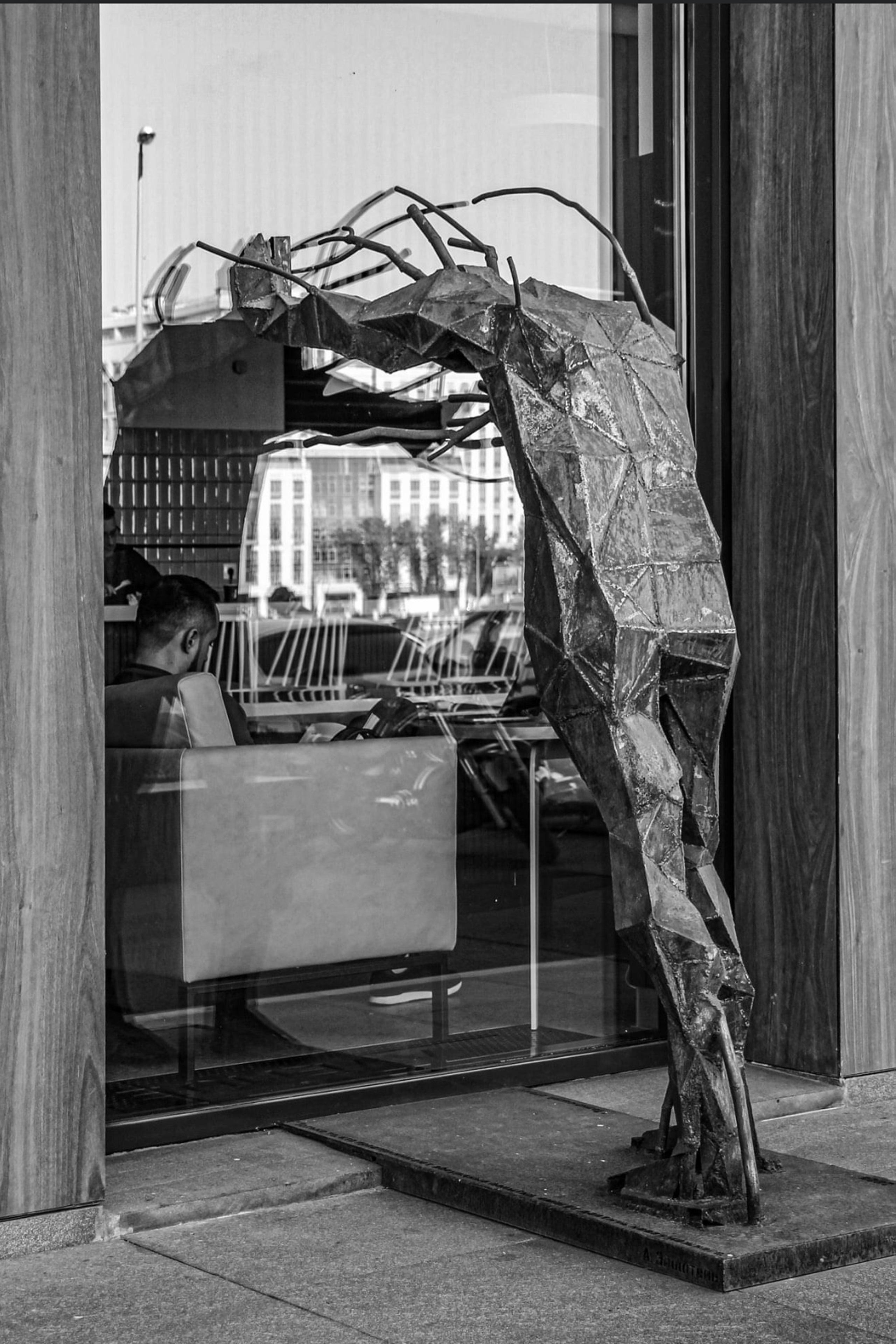 Толкающий стену / СПб/Аптекарская набережная18/2020