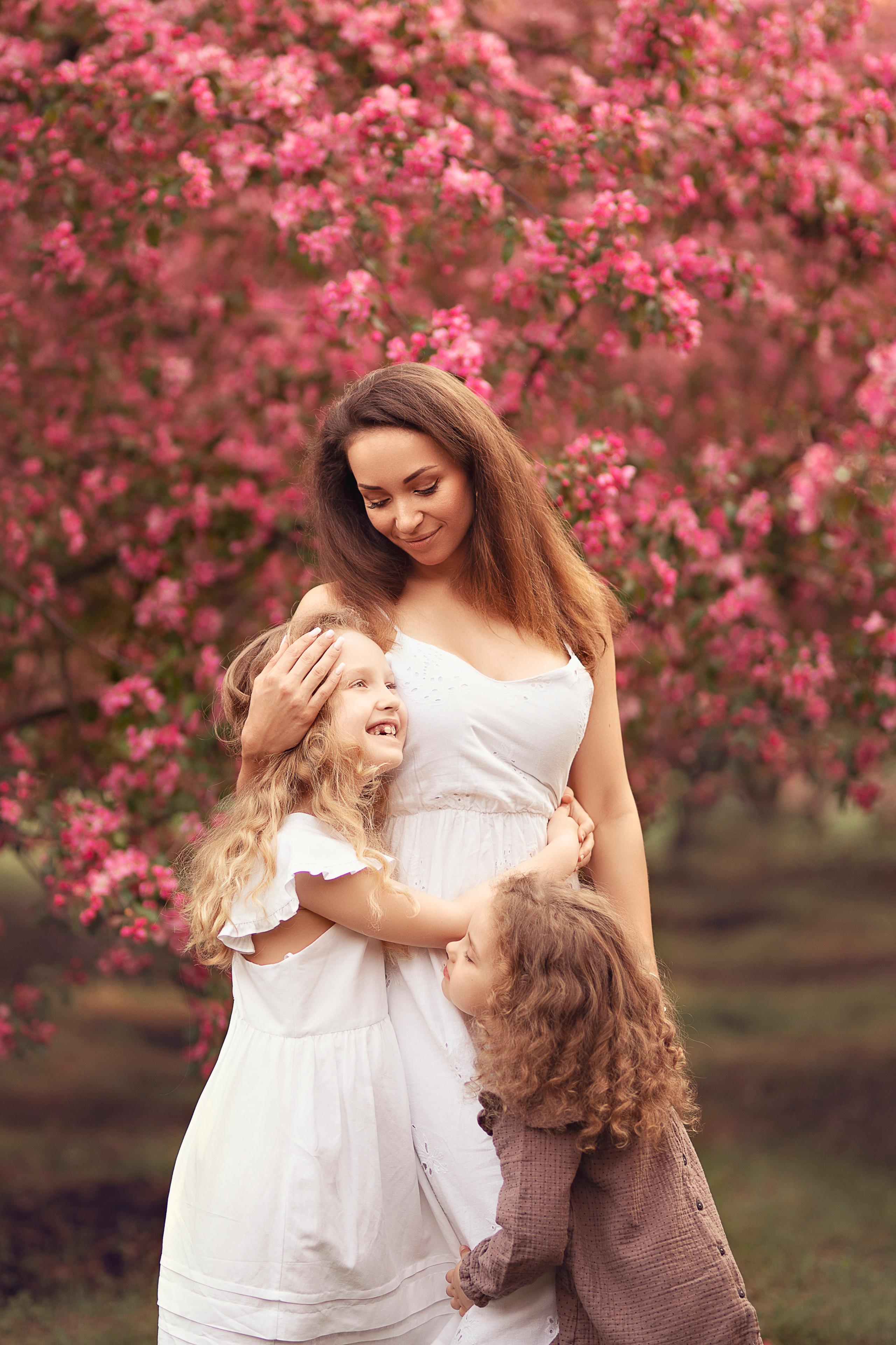 Марина в яблоневом саду