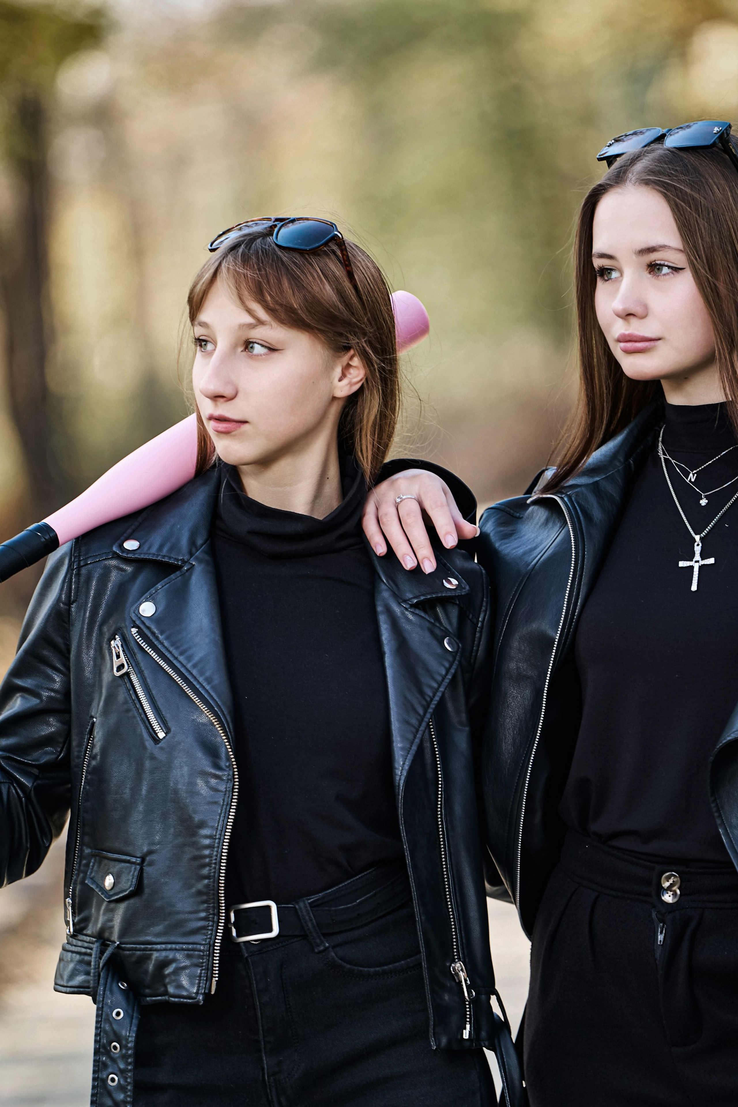 ШКОЛЬНИКИ. ВОЗЛЕ ПАРКА ЩЕРБАКОВА