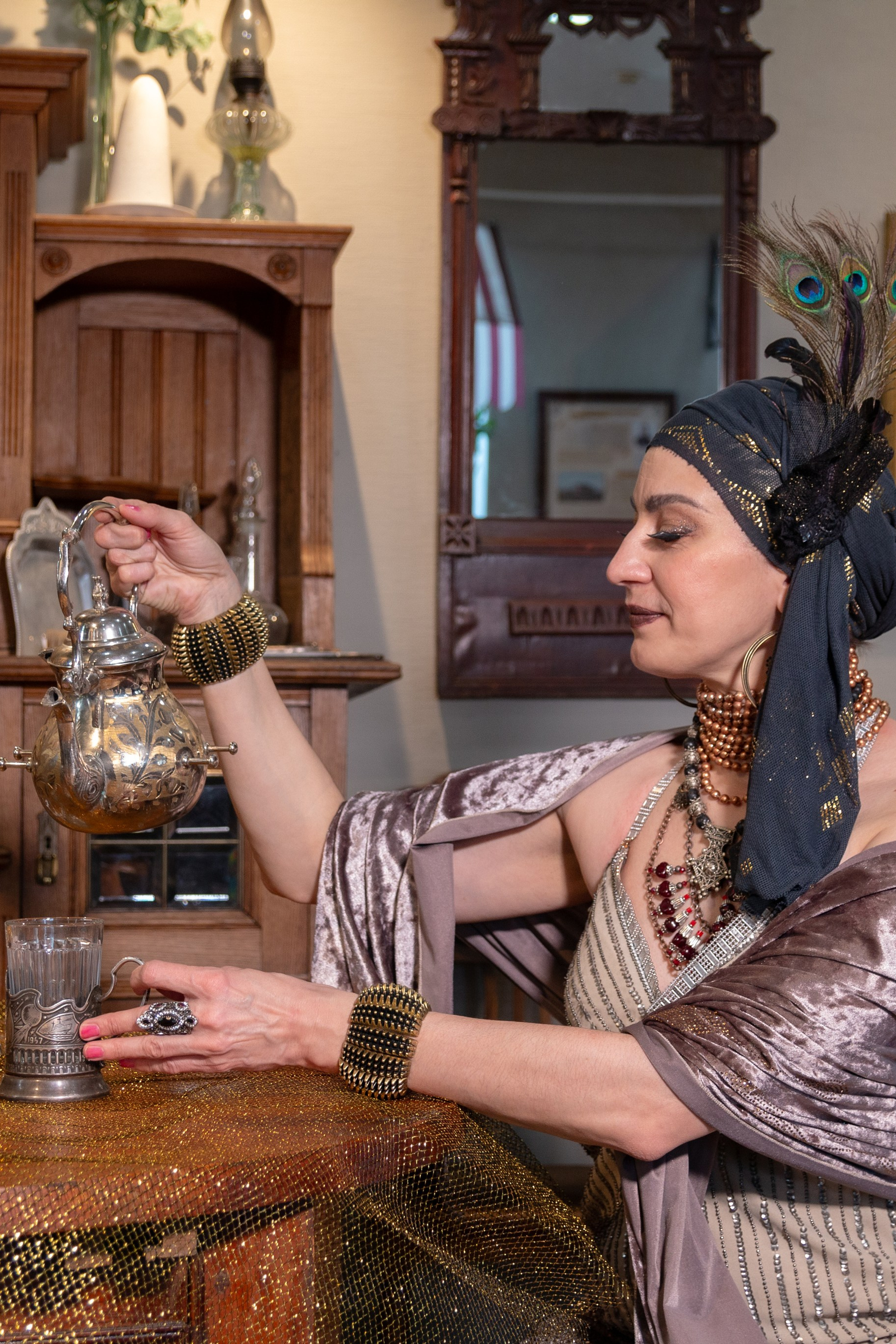 Танец в музее. Экспозиция Томск купеческий. Модель Лана Чернявская