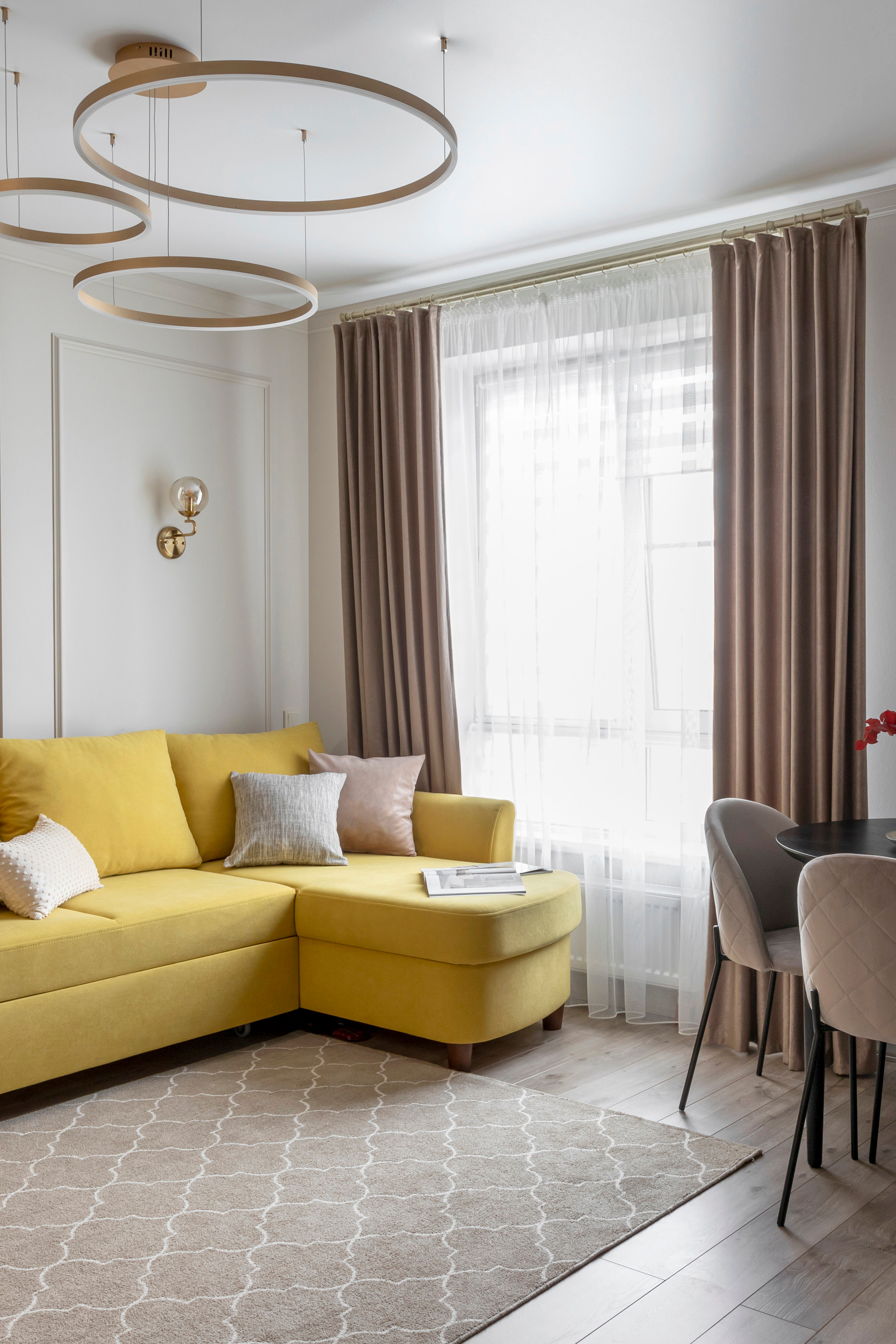 Двухкомнатная квартира с&nbsp;большой кухней и&nbsp;яркими акцентами