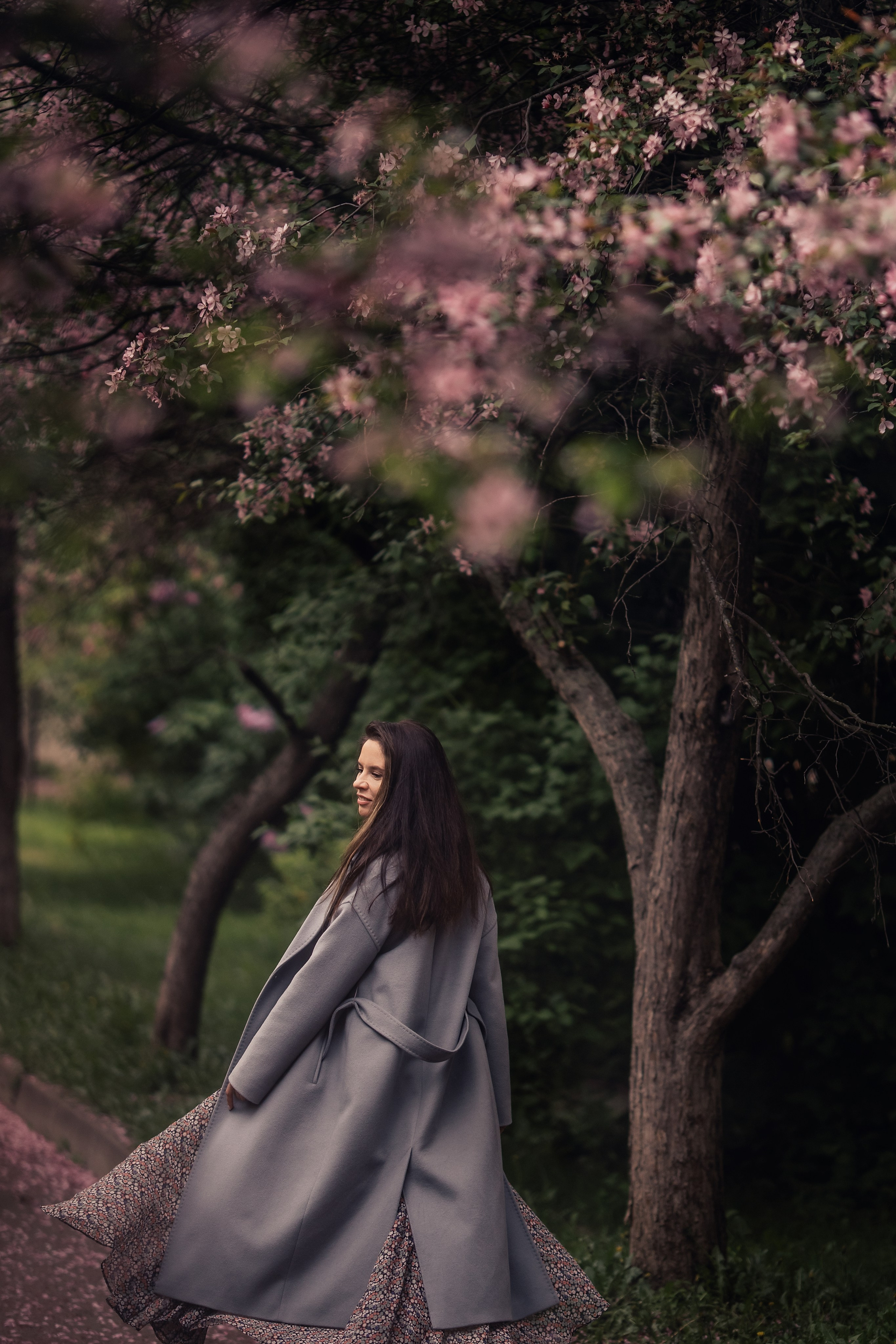 Дождливый яблоневый сад с Лизой