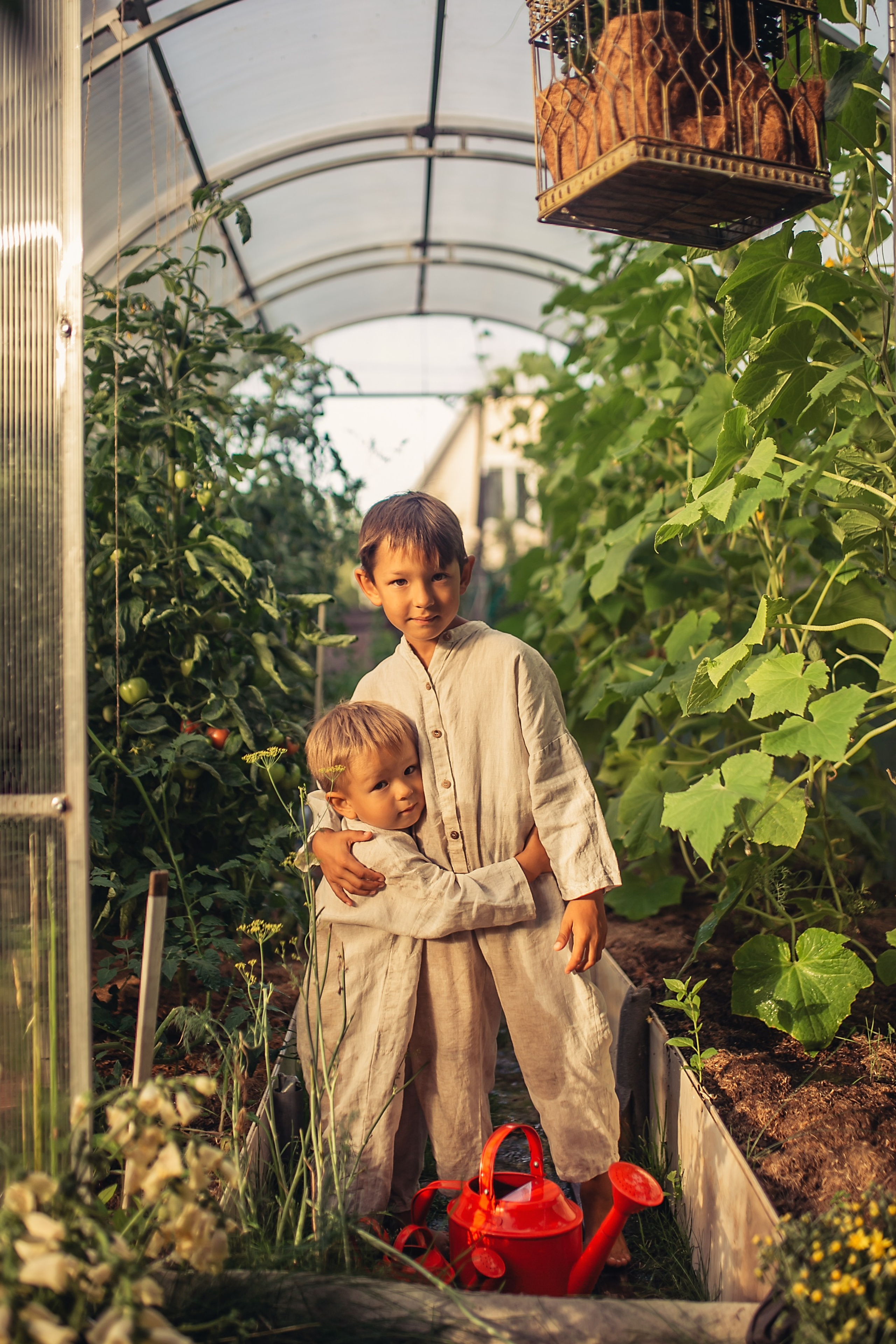 Лена, Миша, Тёма и Антошка у себя в саду