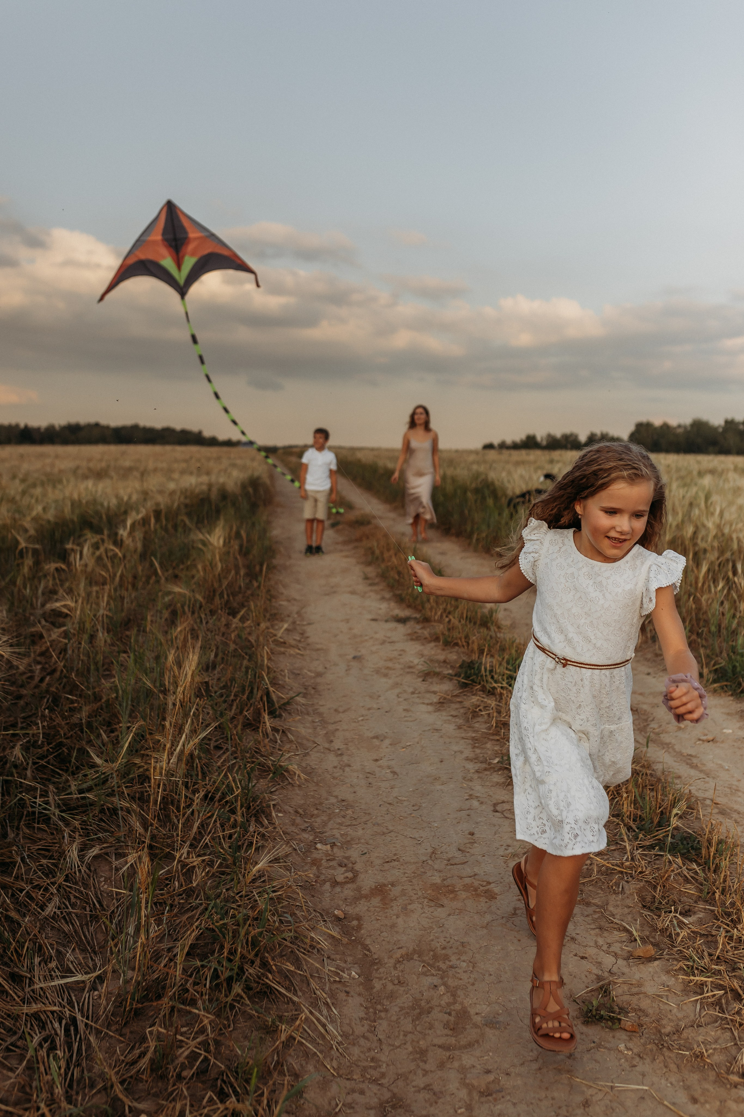 Оля, дети и воздушный змей