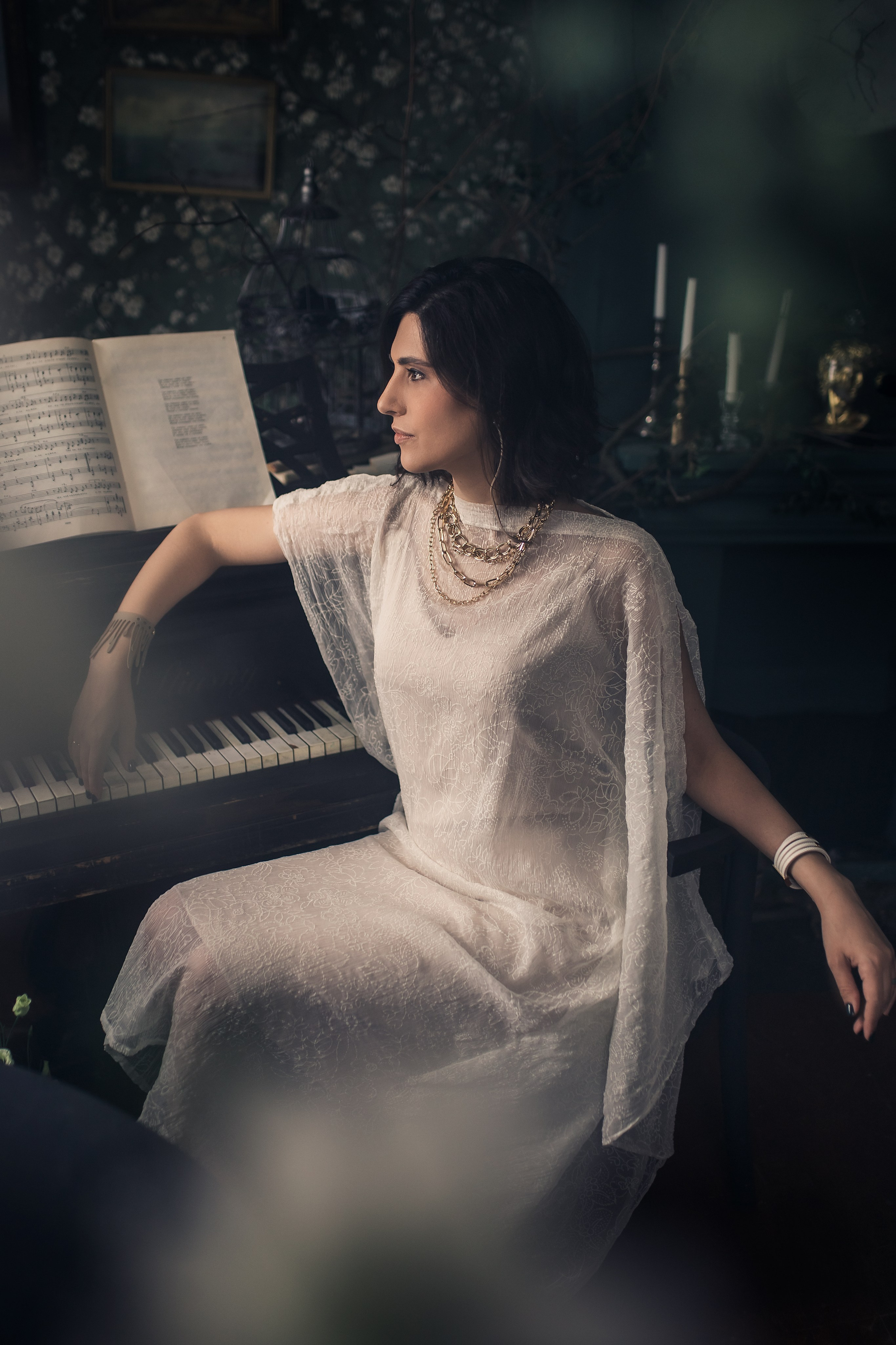 Ольга в комнате с роялем