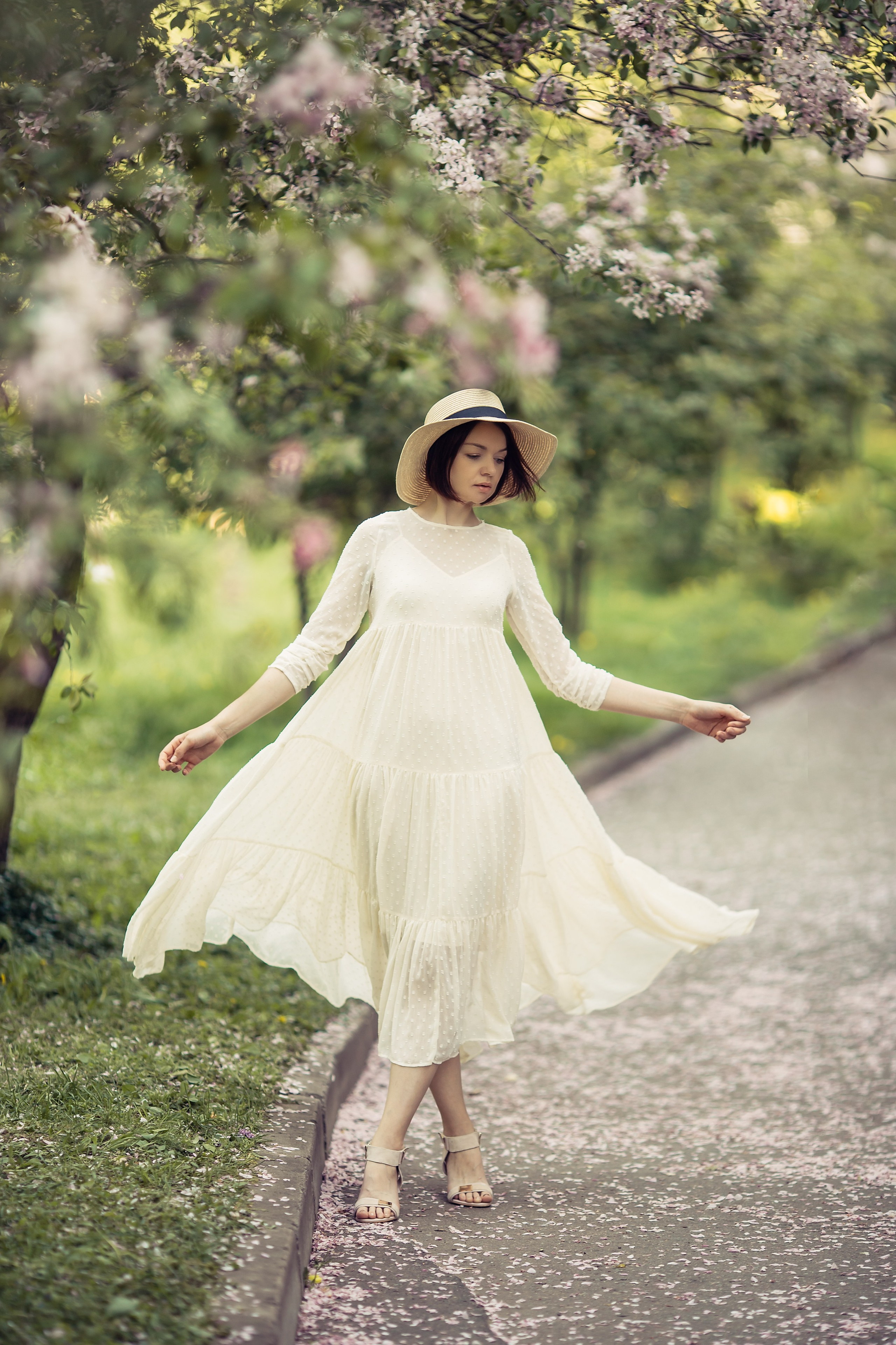 Настя в цветущем саду