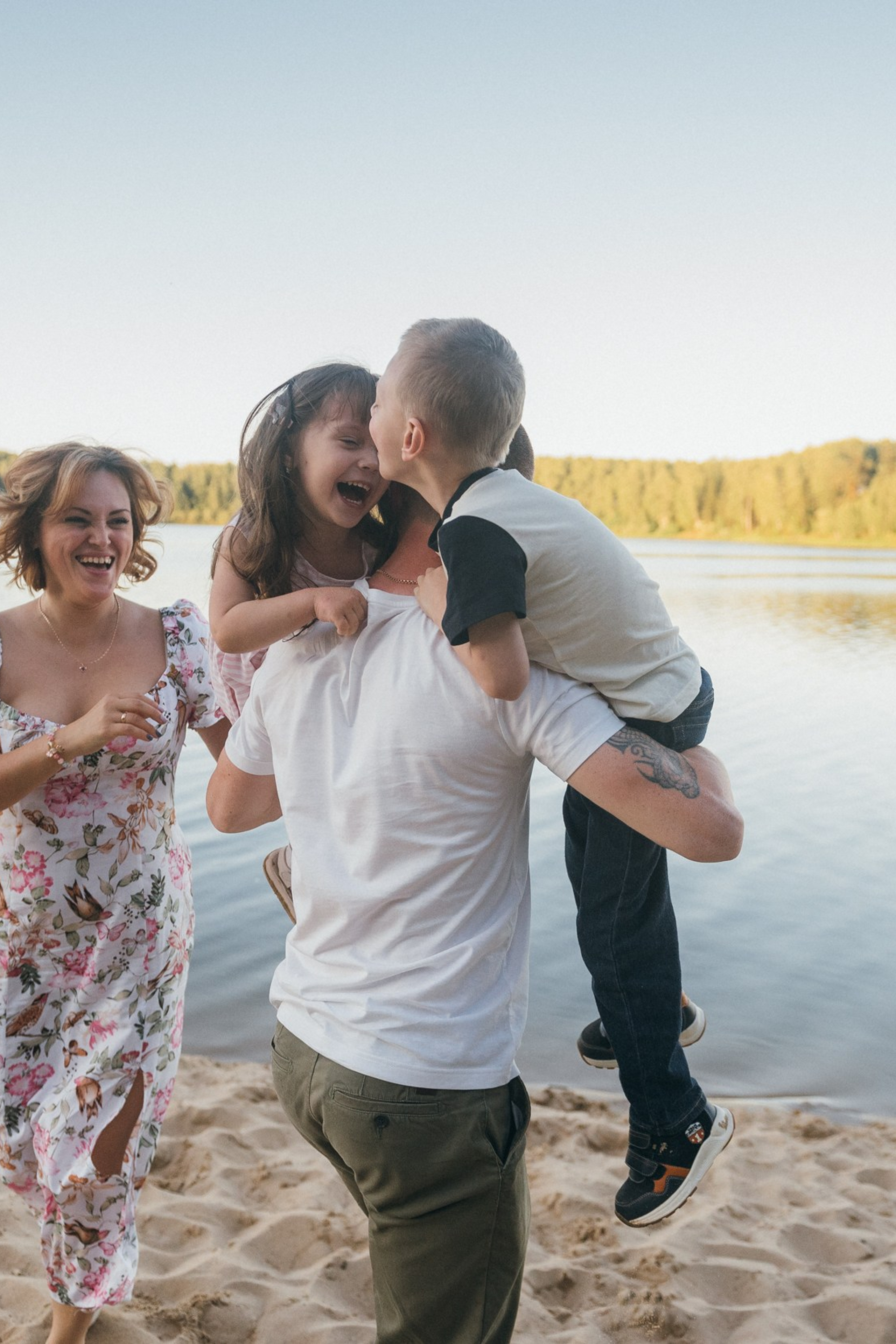 Семейная фотосессия на закате. Счастье на четверых.