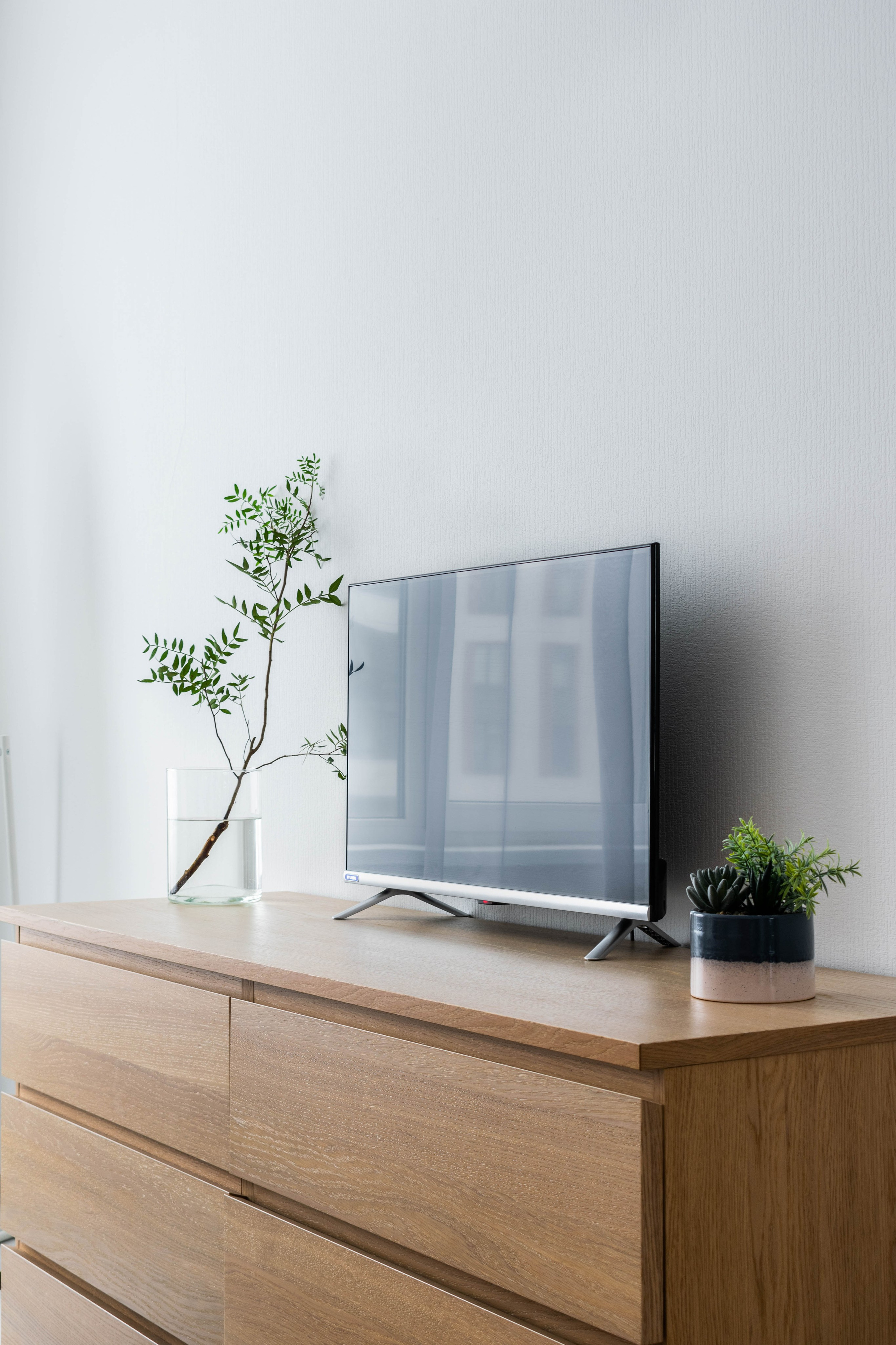 телевизор на тумбе цвета дерева 