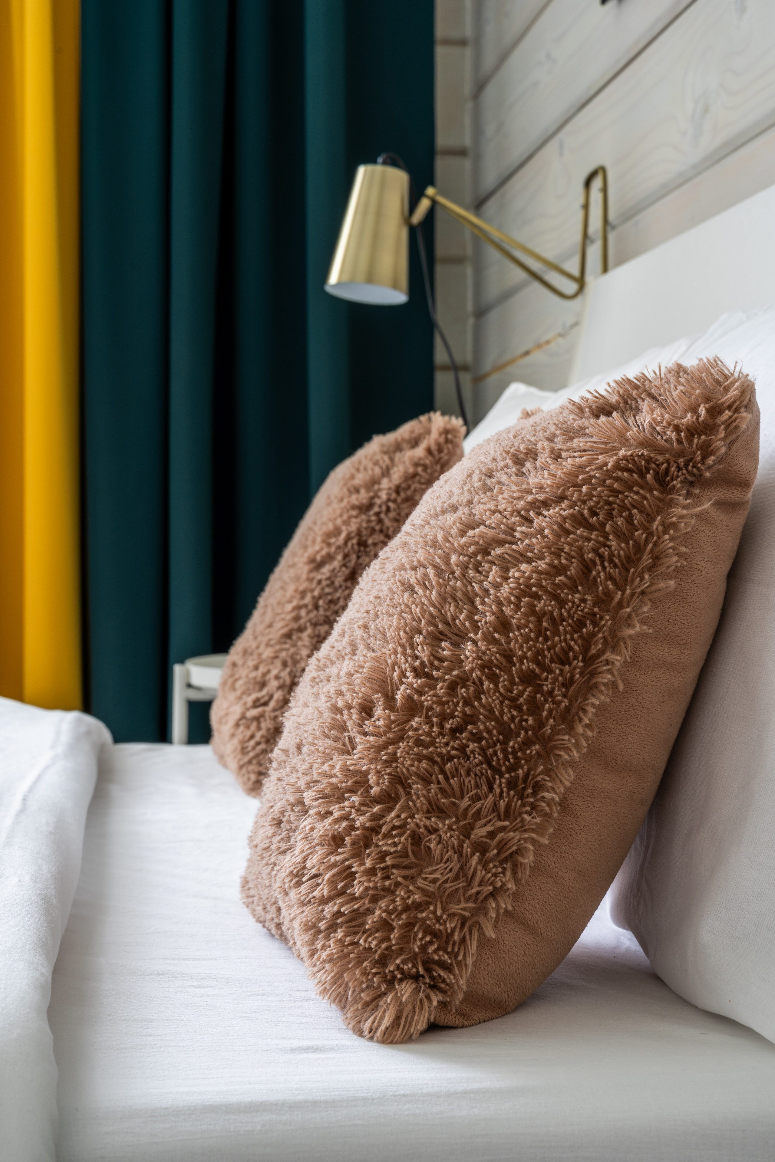 пушистые коричневые подушки на молнии сбоку ,Интерьерный фотограф Диана Аносова, интерьерный фотограф, съемка недвижимости, съемка проектов, съемка помещений, съемка дизайн  проекта, съемка для дизайнеров, съемка для дизайнера, интерьерная съемка, Диана Аносова, съемка для риэлтера, съемка кафе, съемка ресторанов, съемка отелей, премиум фотограф , лучший интерьерный фотограф , интерьерный фотограф в спб, интерьерный фотограф в санкт-петербурге и ленинградской области, интерьерная фотосъемка, фотосъемка интерьеров.Интерьерный фотограф Диана Аносова, interior photographer, real estate photography, project photography, indoor photography, design project photography, designer photography, designer photography, interior photography, Diana Anosova, realtor photography, cafe photography, restaurant photography, hotel photography, premium photographer , best interior photographer , interior photographer in St. Petersburg, interior photographer in St. PetersburgSt. Petersburg and Leningrad region, interior photography, interior photography.