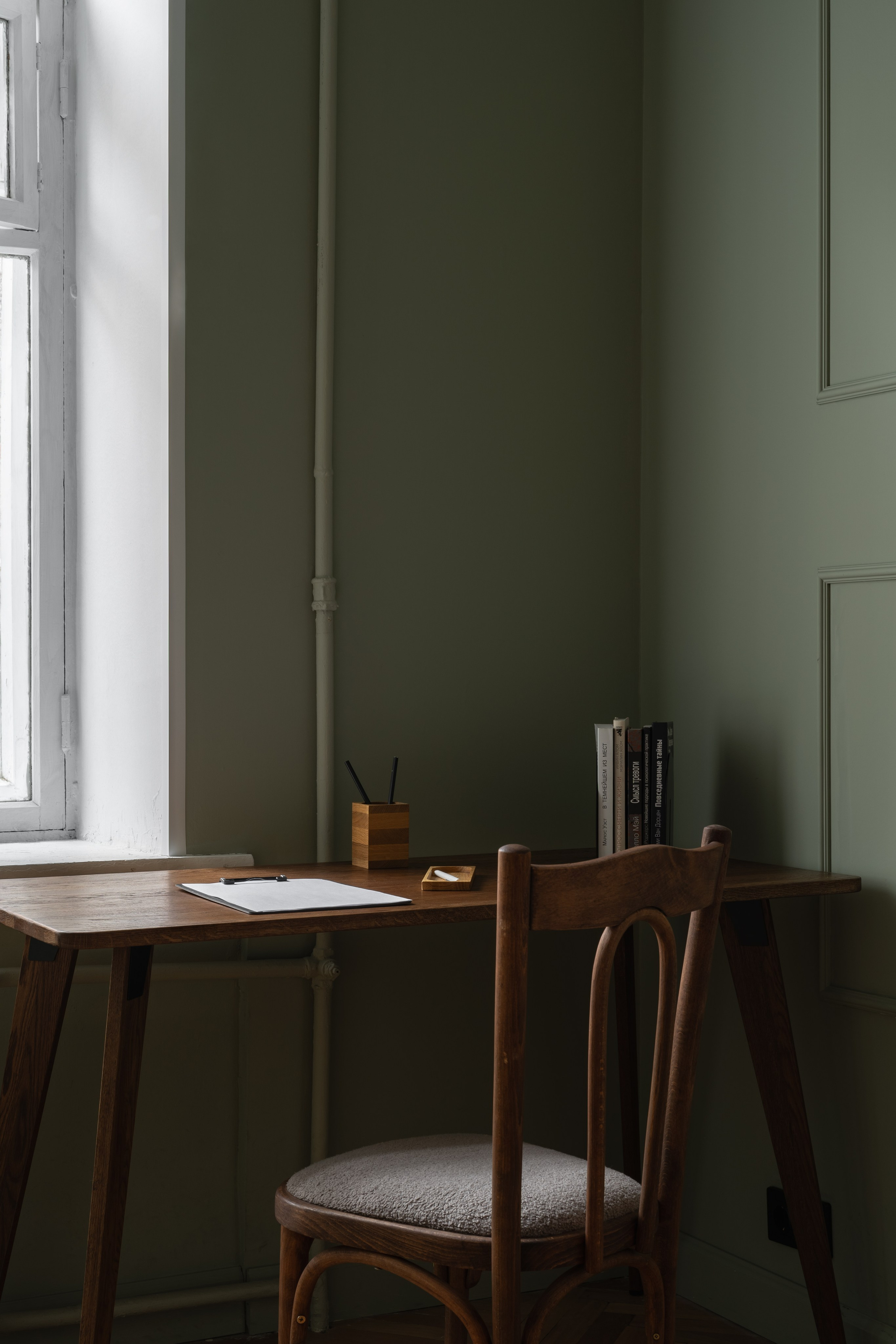 кабинет психолога , интерьерный фотограф Диана Аносова , интерьерная съемка , съемка недвижимости спб  , фотограф интерьеров  , фотограф для дизайнеров, интерьерная фотография , interior photographer , interior photography , real estate survey, psychologist's office , modern classics , современная классика , ретро интерьер , молдинги , ретро шкаф, шкаф ссср, retro interior,дизайн кабинета , дизайн маленькой комнаты , маленький кабинет, стильный кабинет