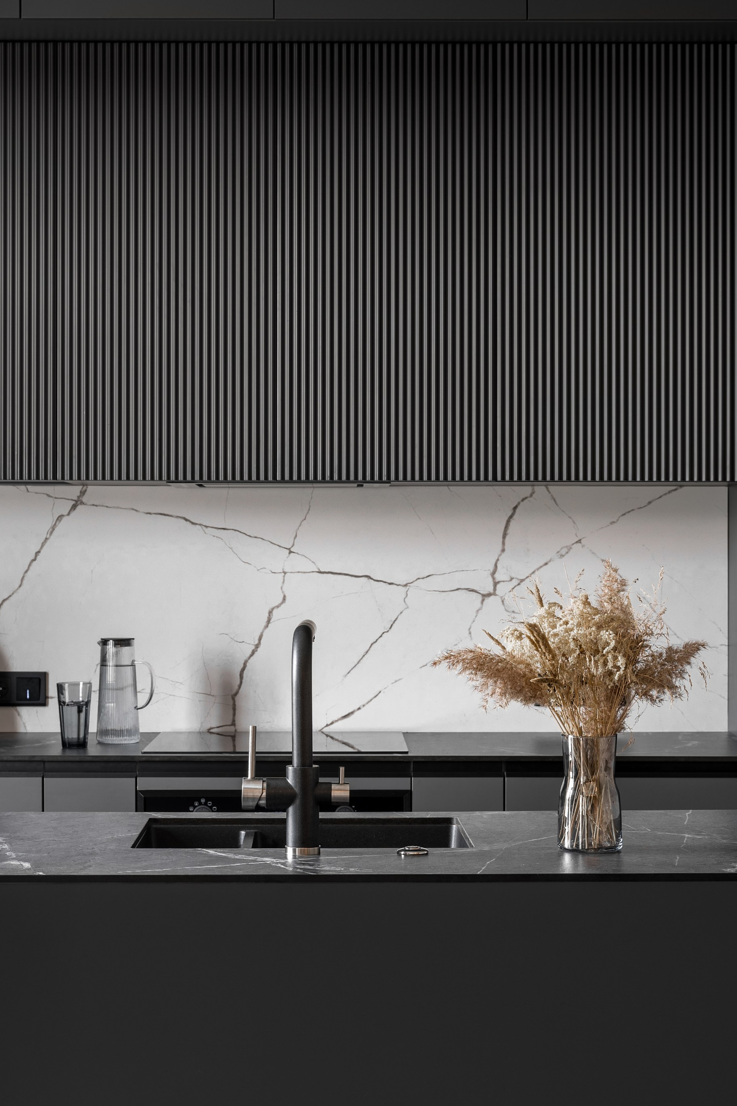 дизайнерская кухня черного цвета 