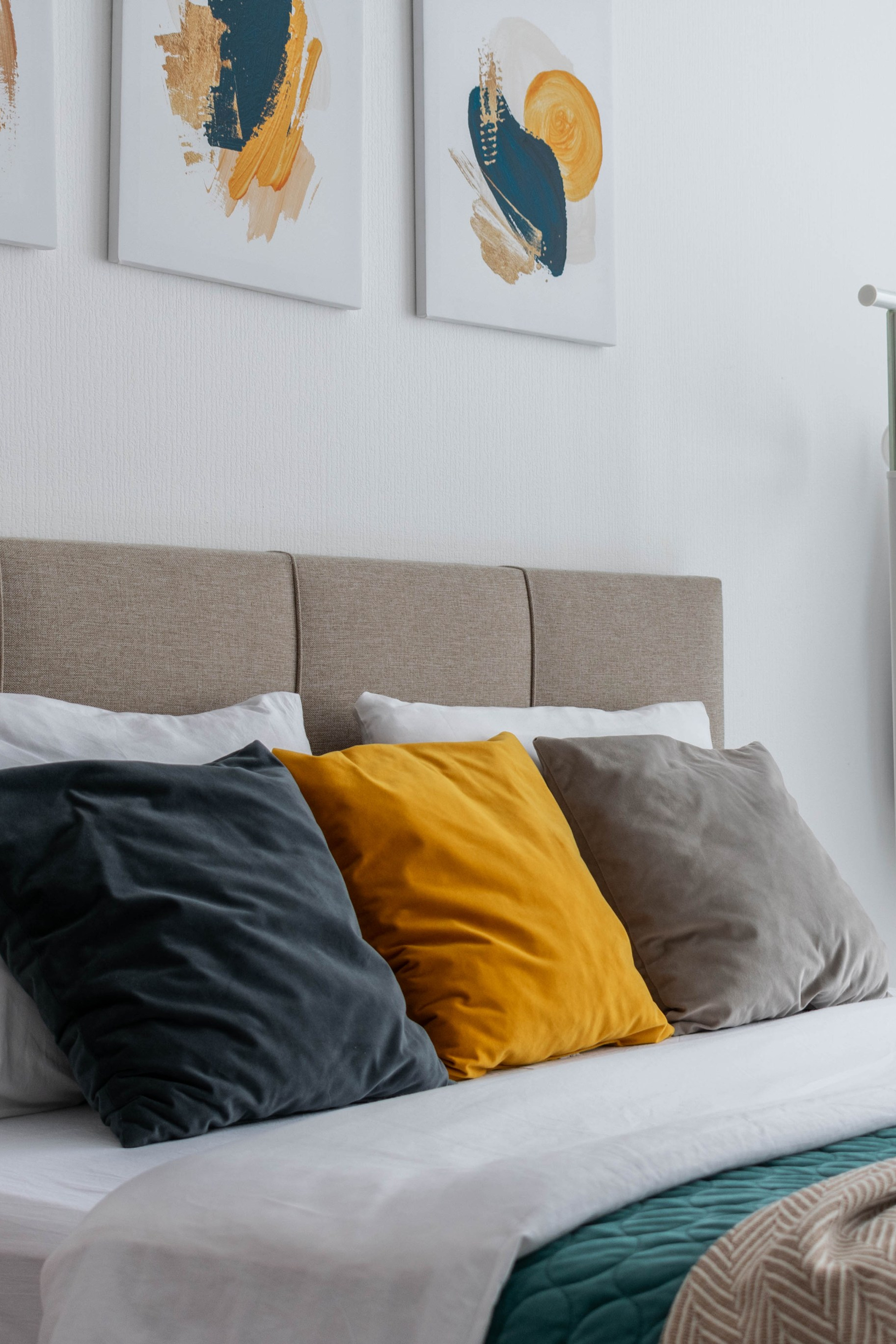 клетчатая рубашка висит на вешалке  