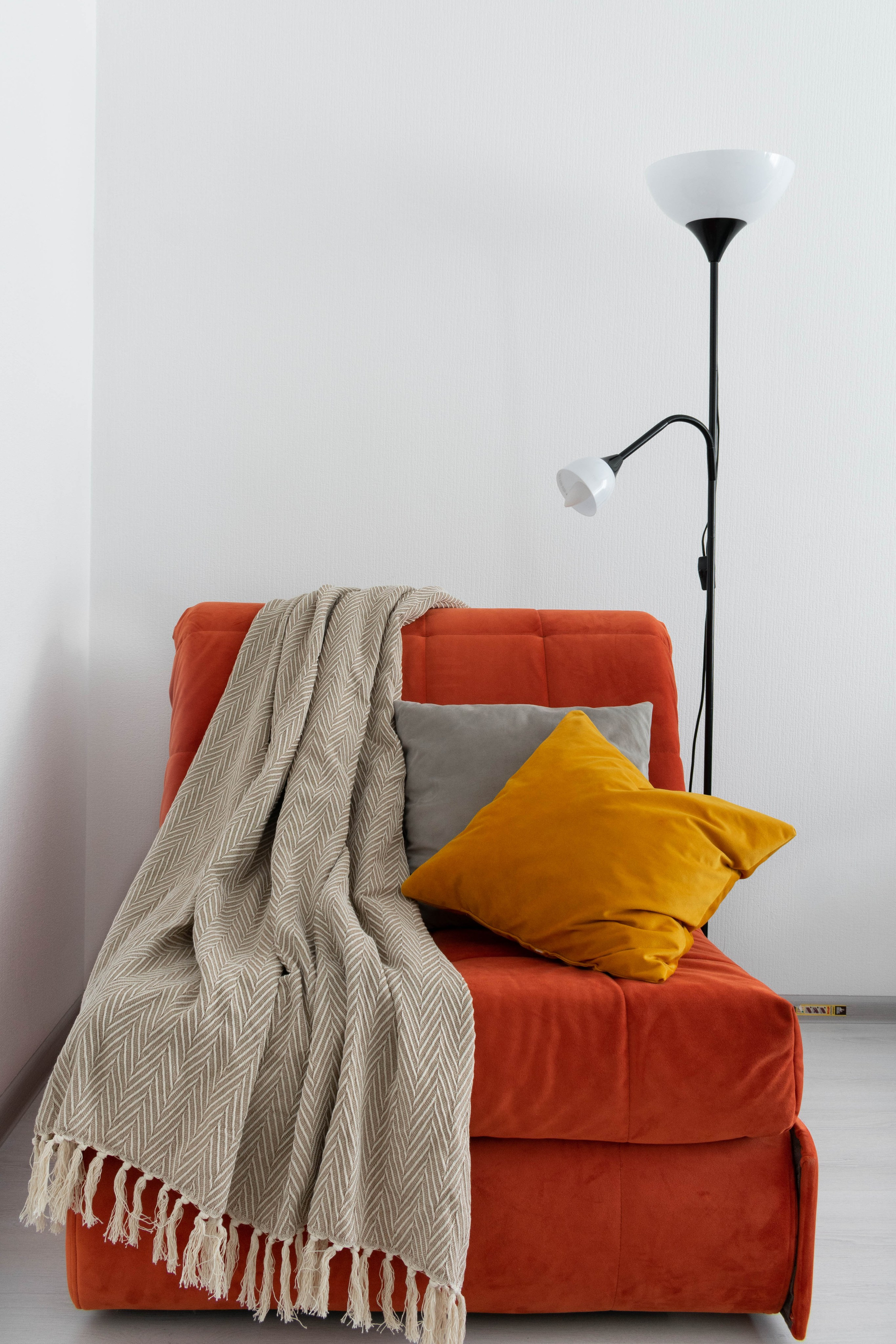 яркое кревло-кровать в квартире