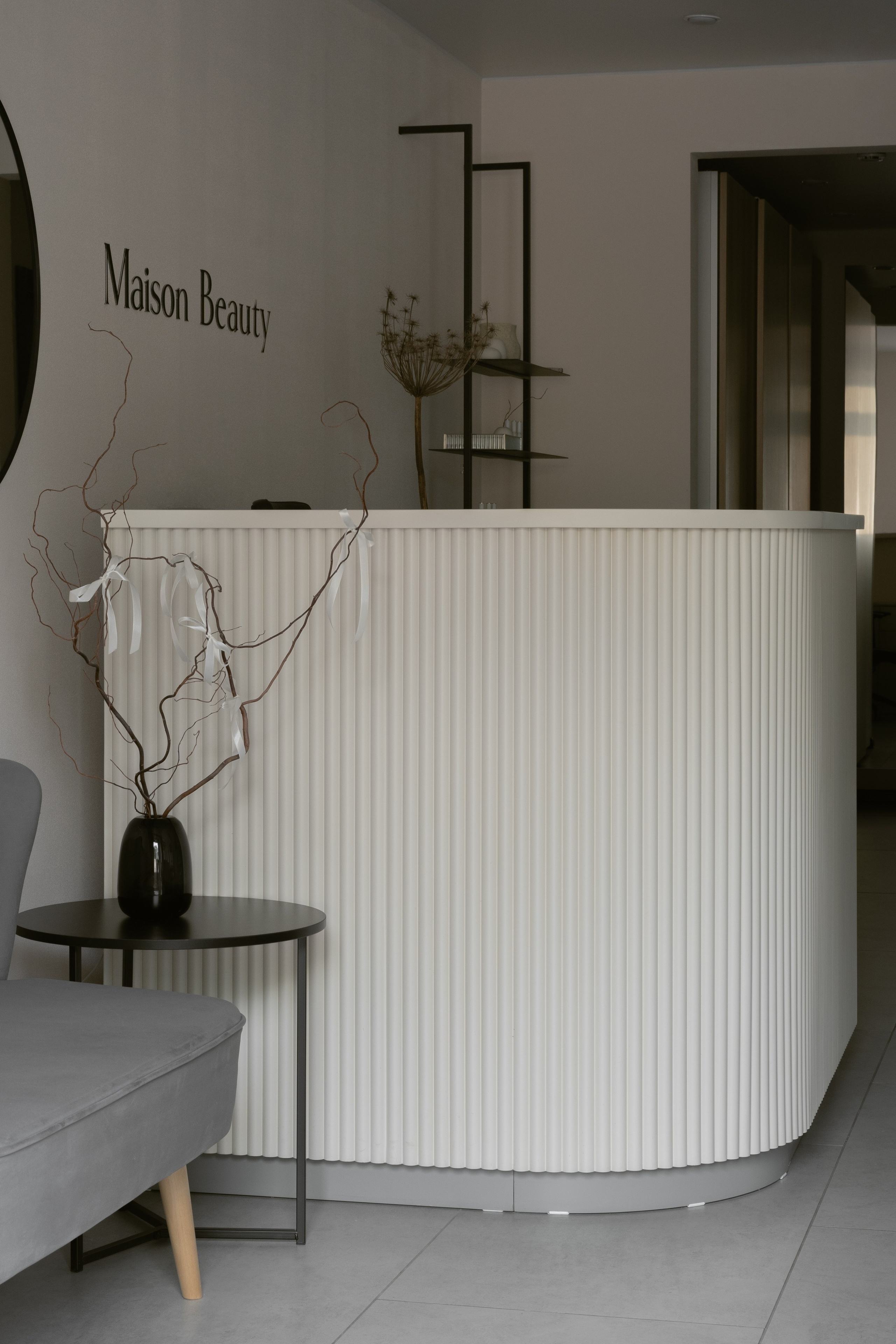 уютный салон красоты с диваном , стойкой регистрации и зеркалом 