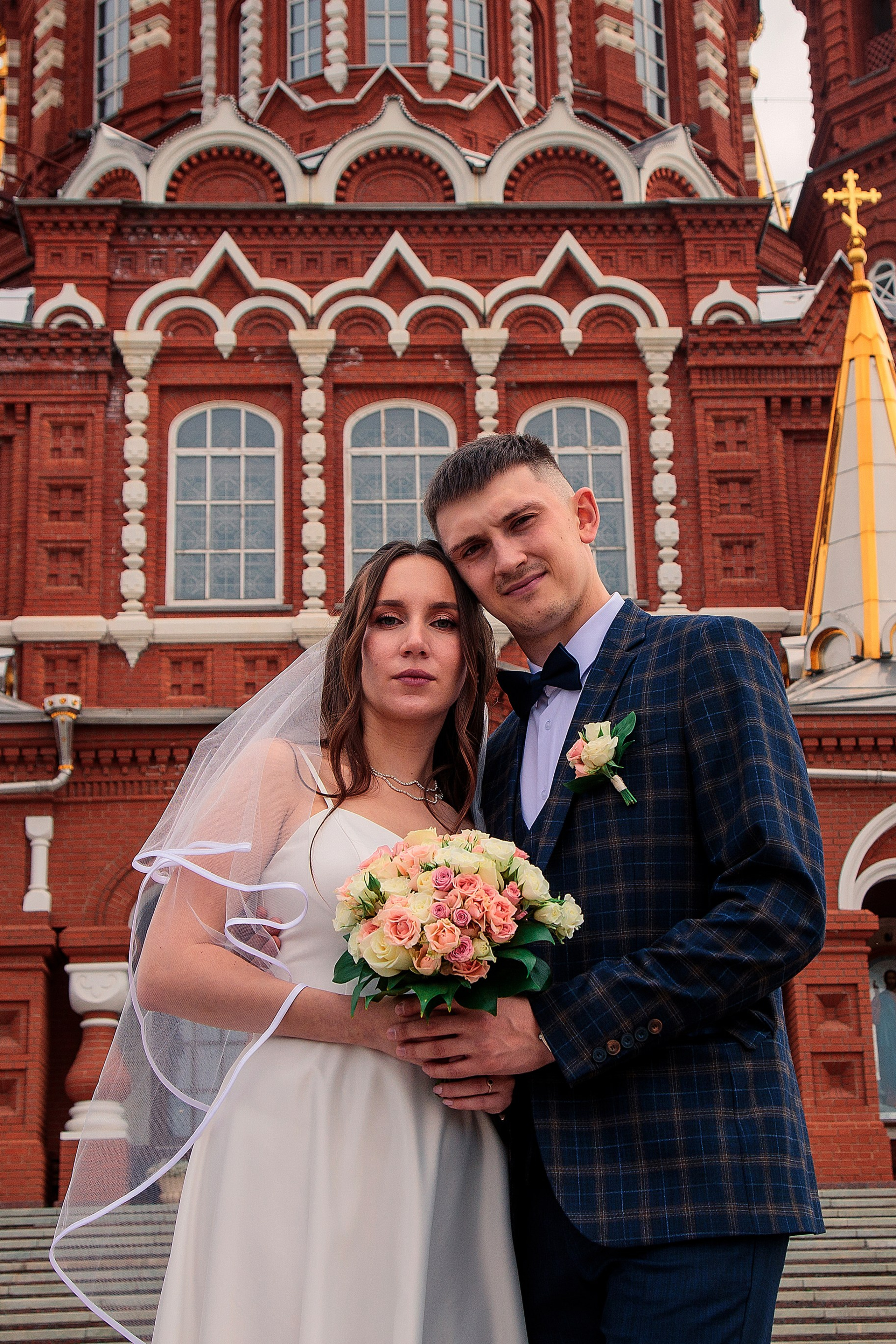 Свадебная фотосессия у Михаило-Архангельского кафедрального собора в Ижевске