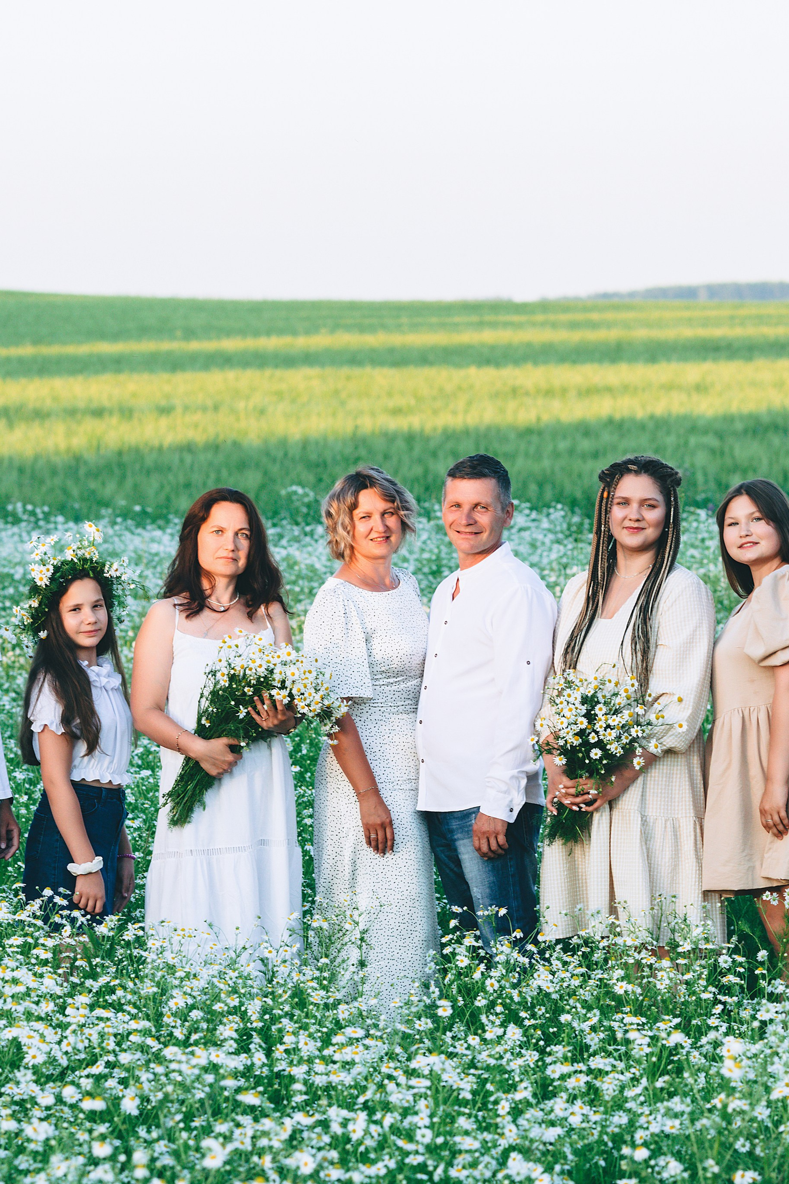 Большая семейная фотосессия в ромашковом поле Удмуртии