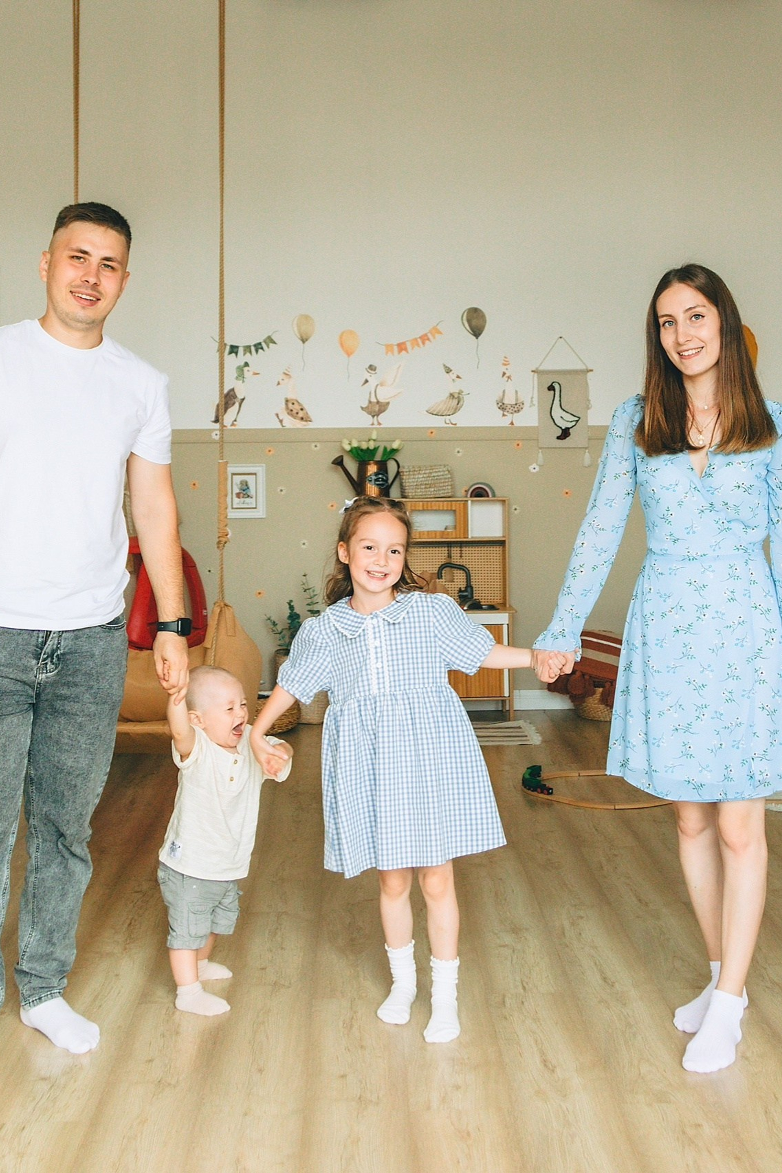 Игры и смех: Их семейная история в студии!