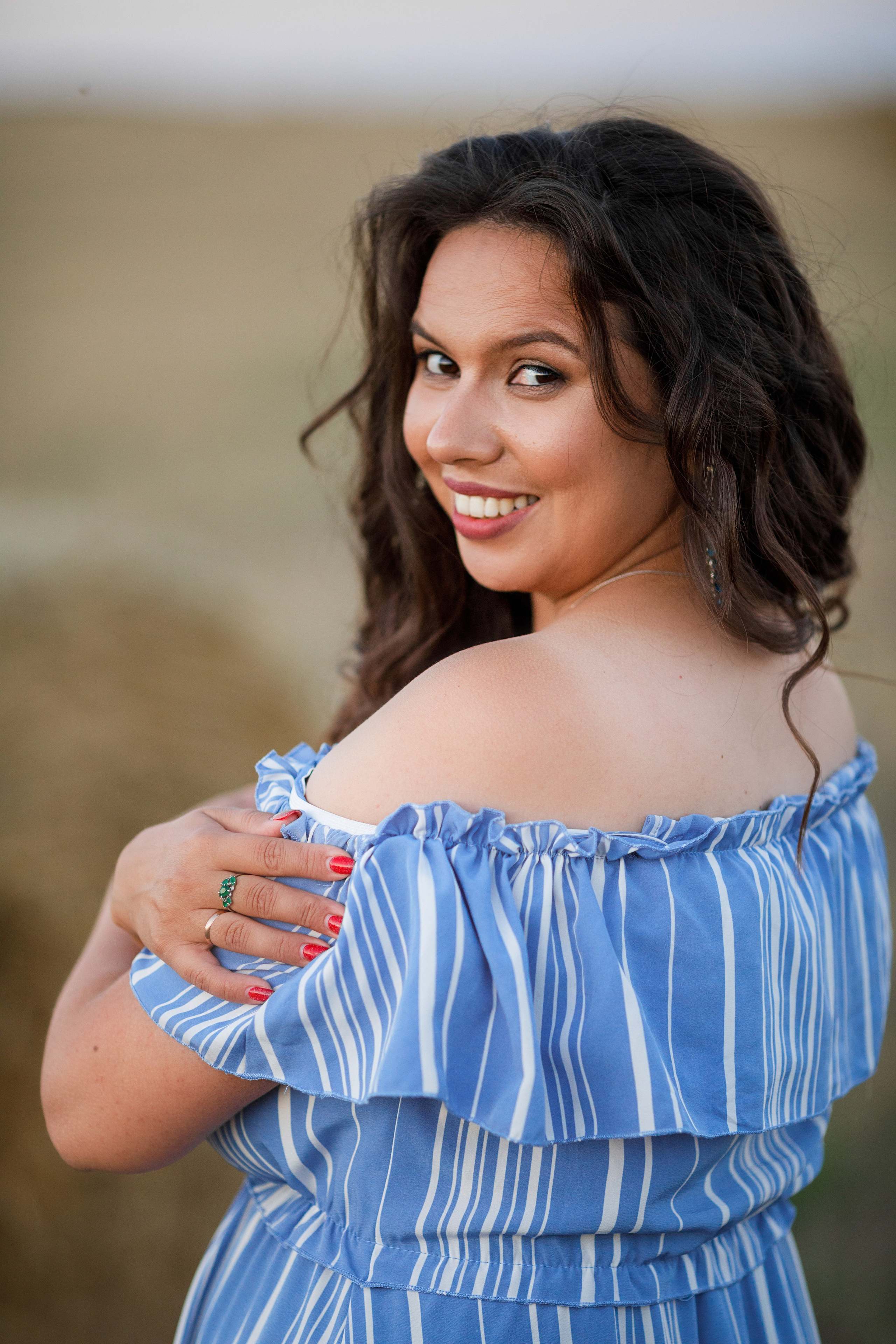 Фотосессия среди рулонов сена