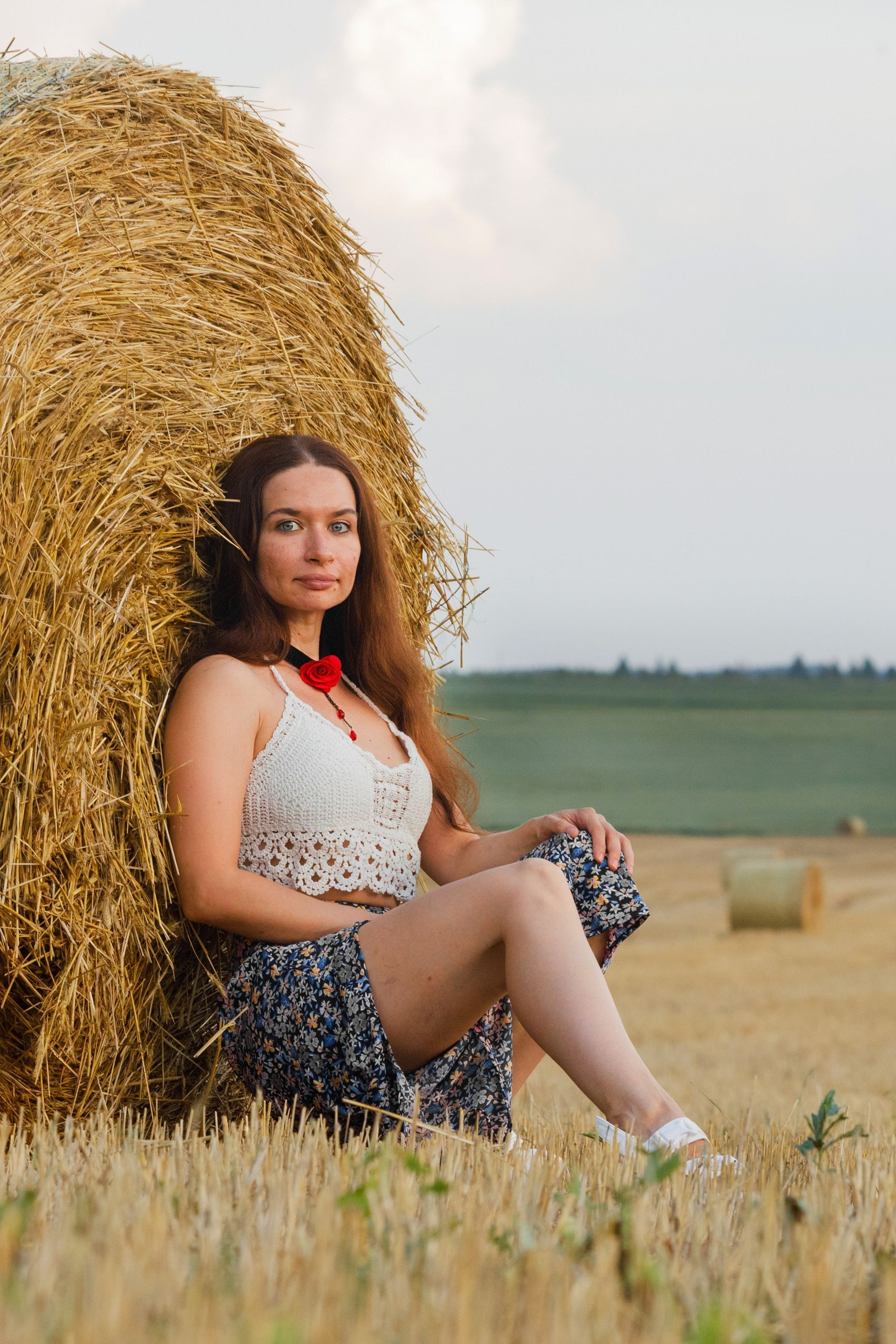 Фотосессия на природе в рулонах сена. Модель Кристина