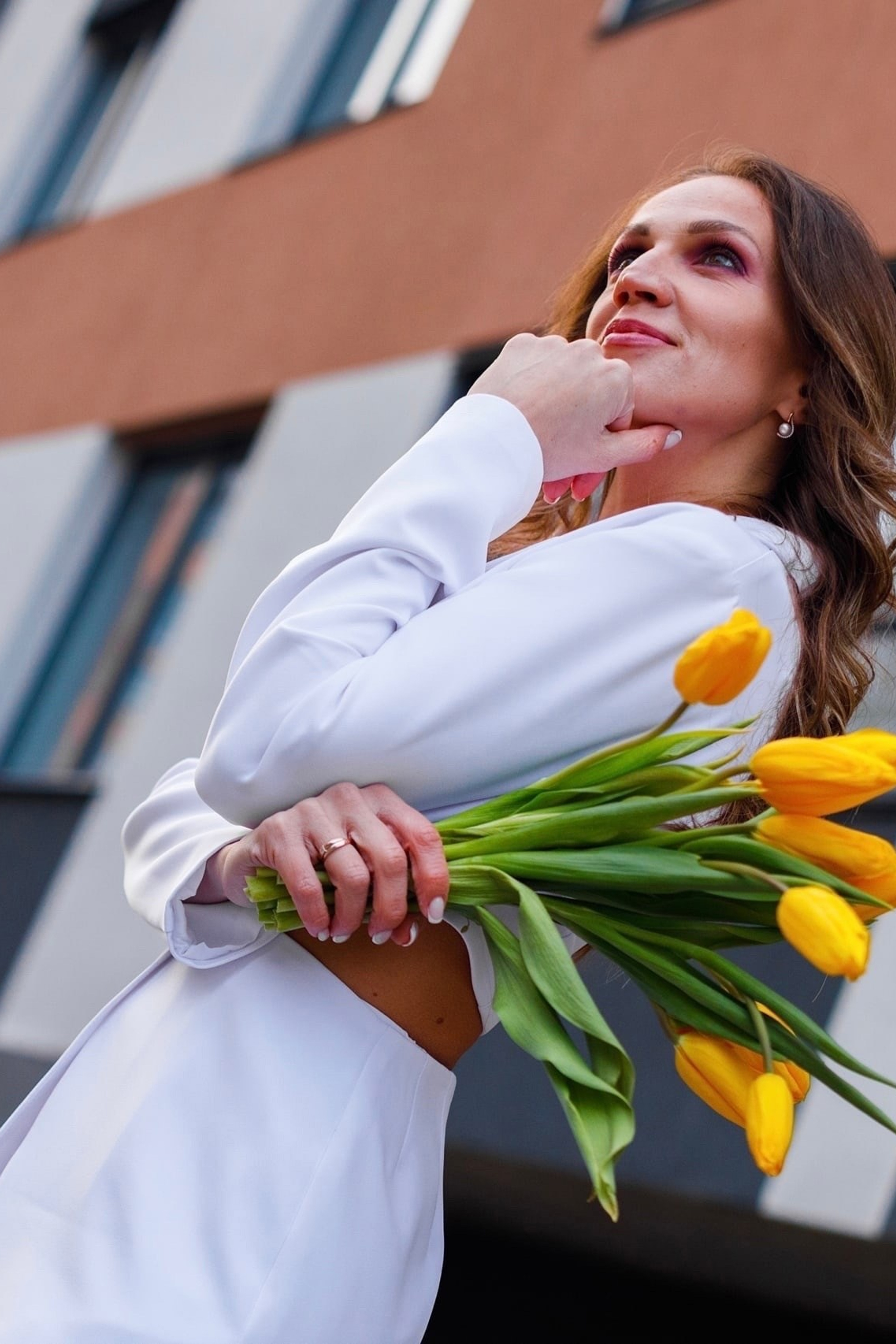 Фотосессия с жёлтыми тюльпанами в городской среде