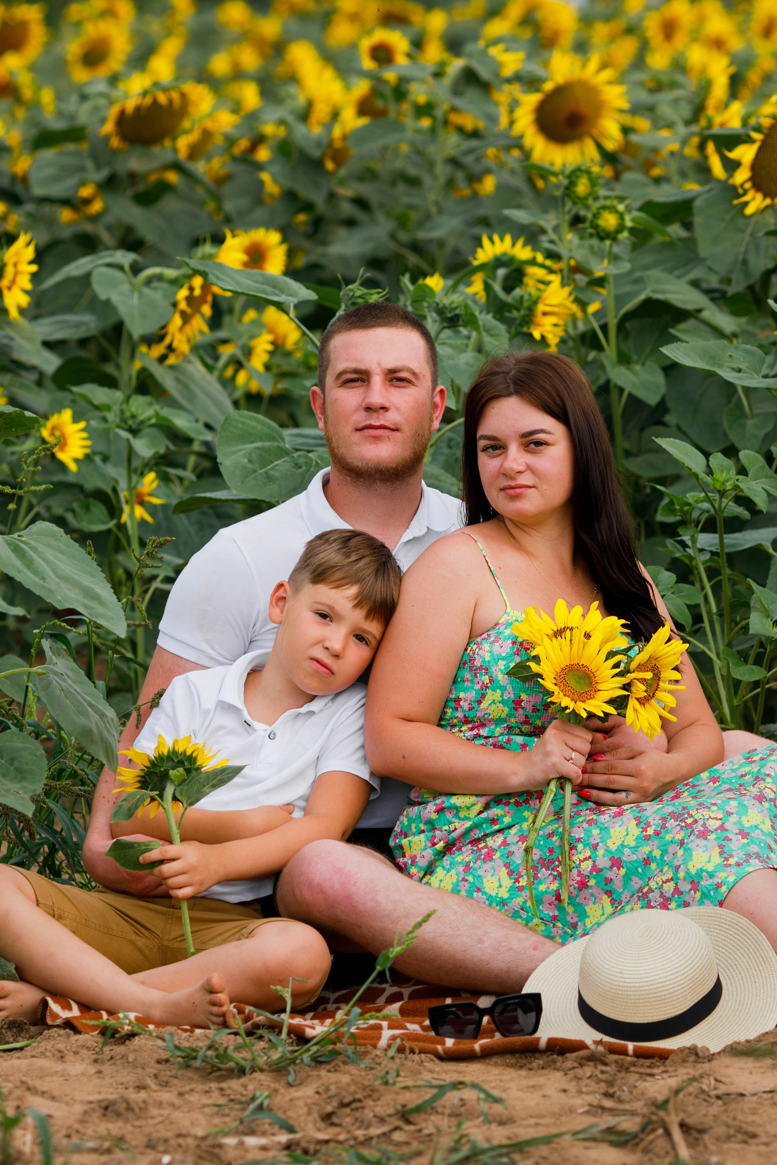 Семейная фотосессия в подсолнуховом поле