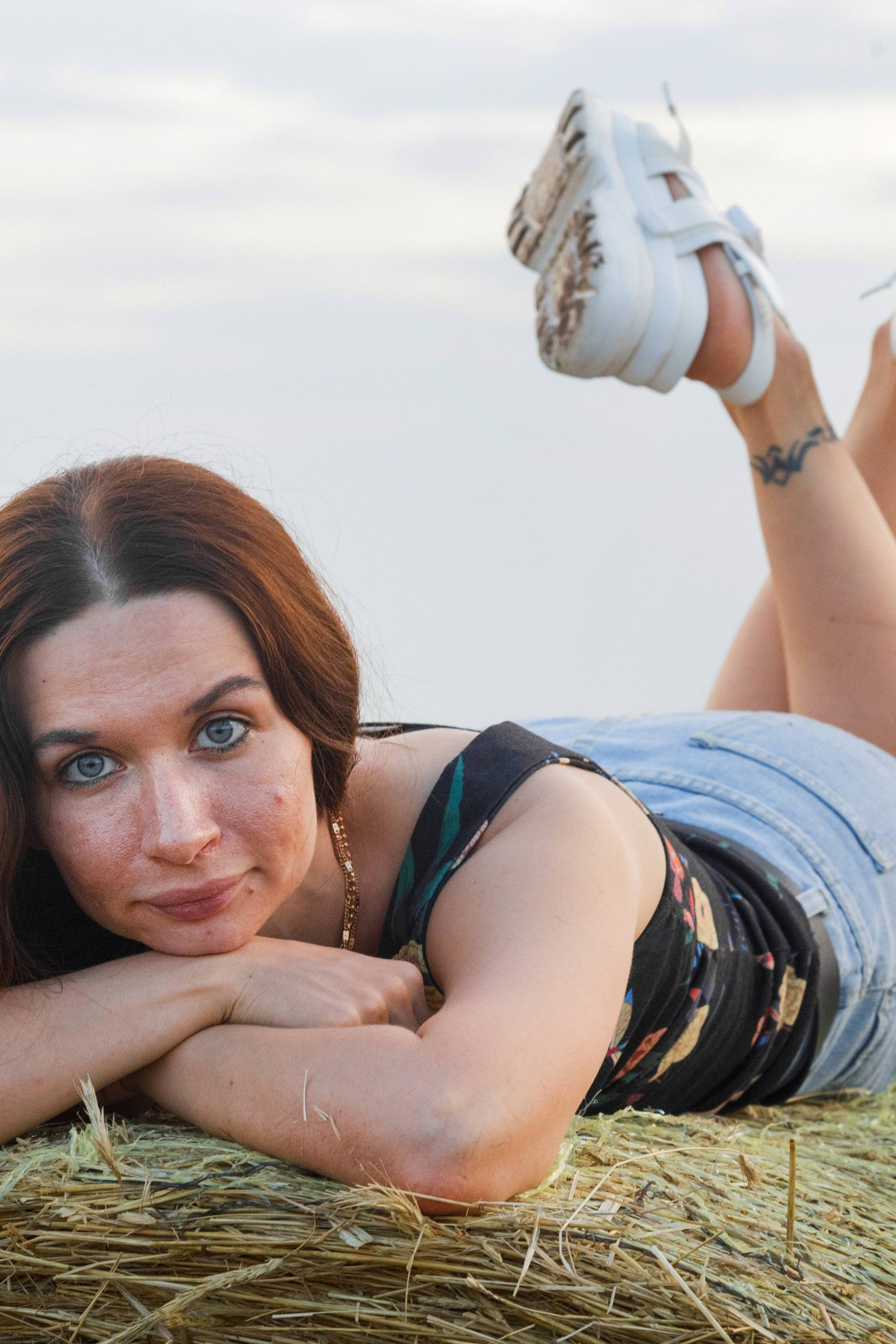 Фотосессия на природе в рулонах сена