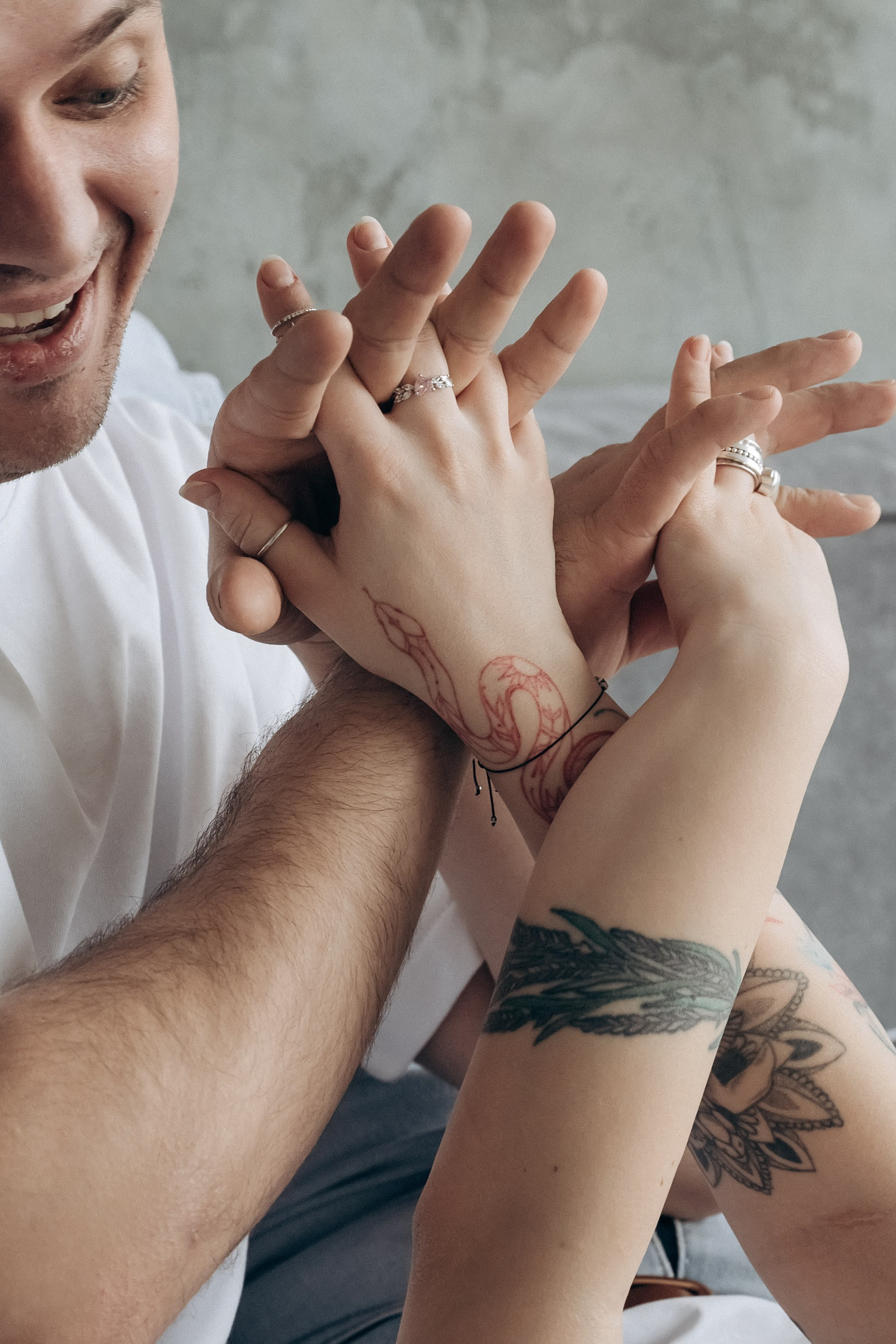 Веселая и живая фотосессия для двоих в фотостудии в Мытищах