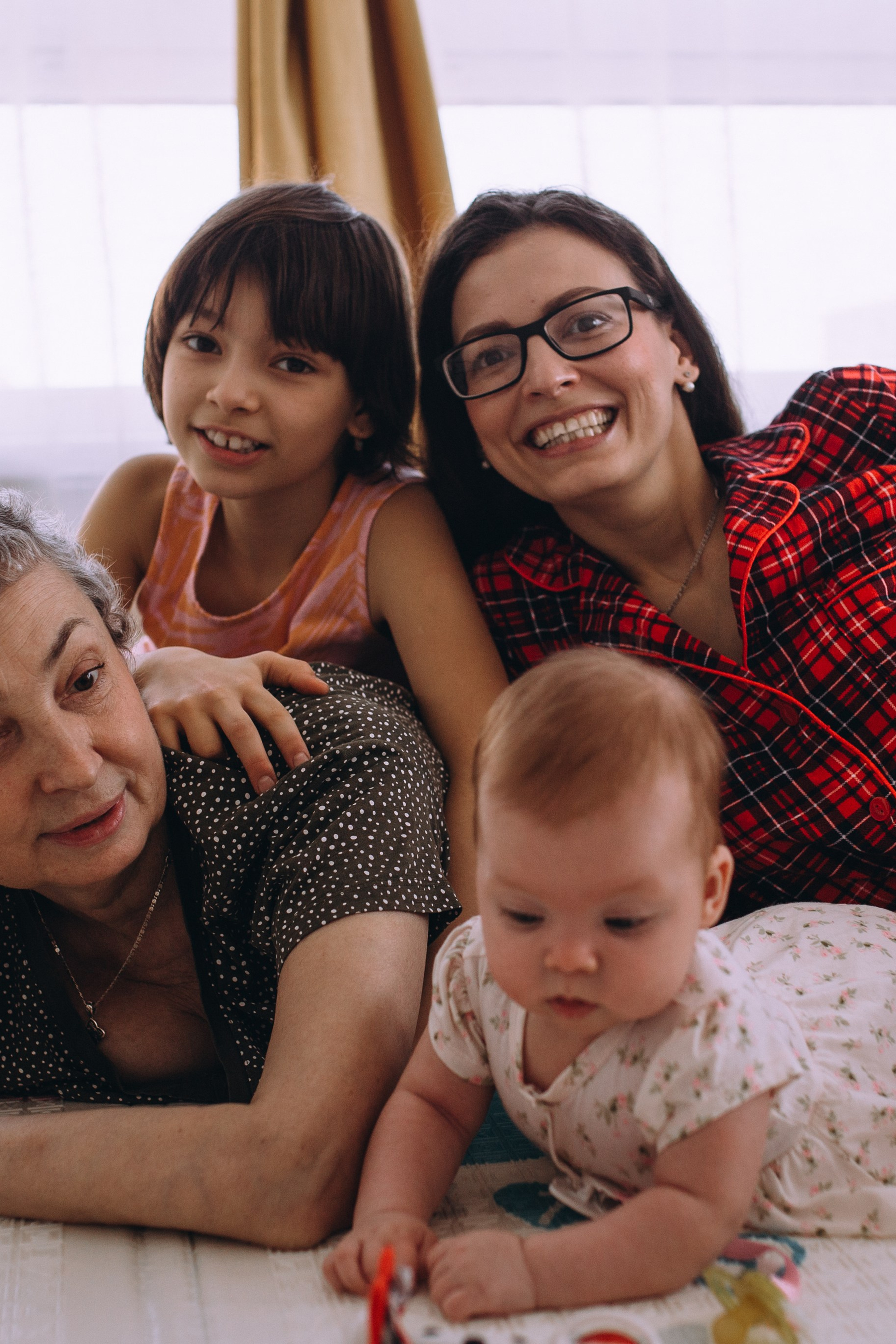 Бабушка Ира, Александр, Анастасия, Анна и Ева