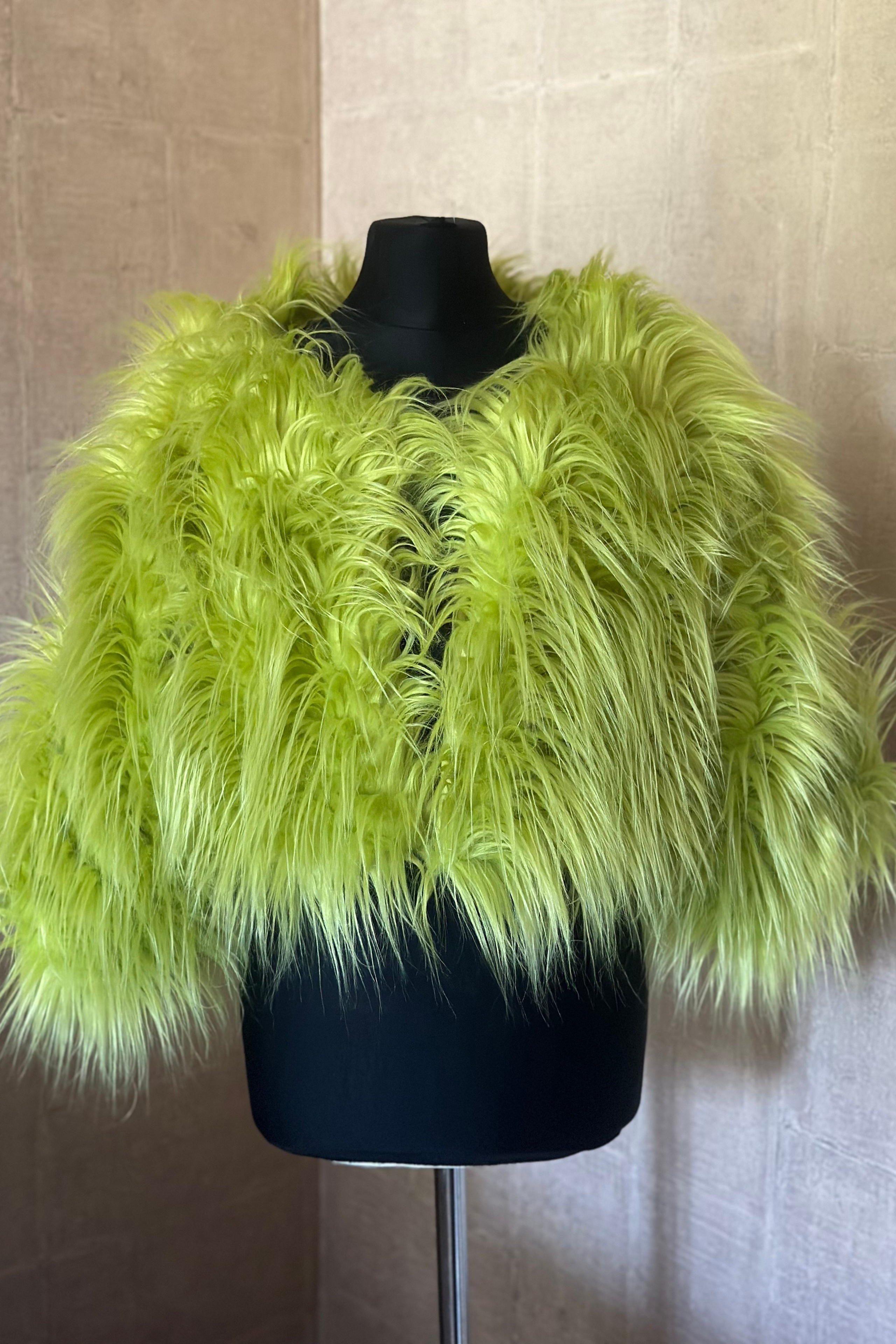 Шуба салатовая искусственная. Tatya Lushchyk профессиональный фотограф в Минске. Фотосессия беременности и индивидуальные съемки