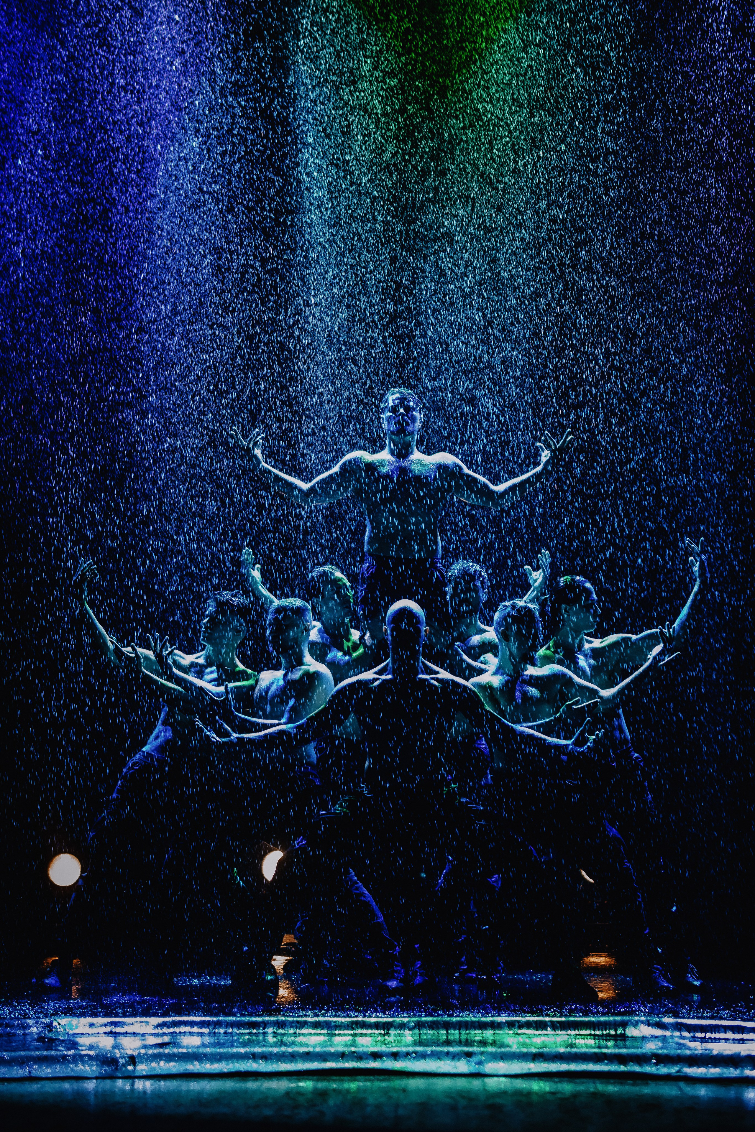 Шоу «Под дождём» 03 / 2025