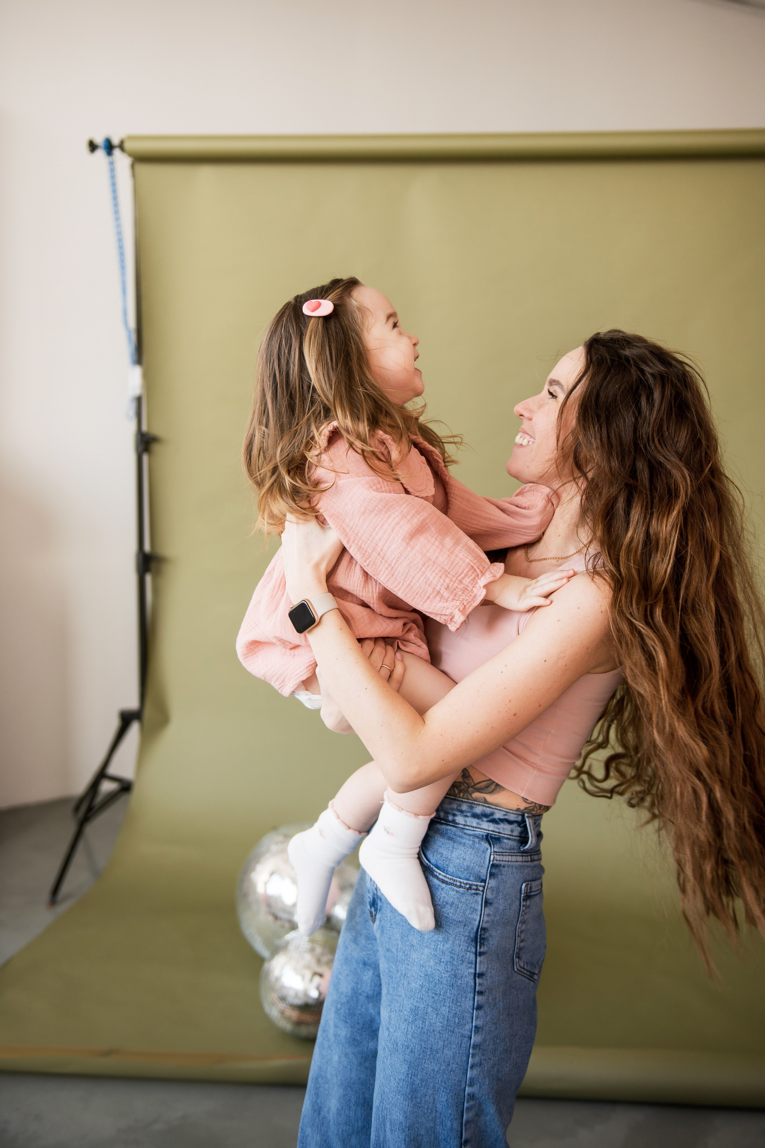 Мама и дочка, студия