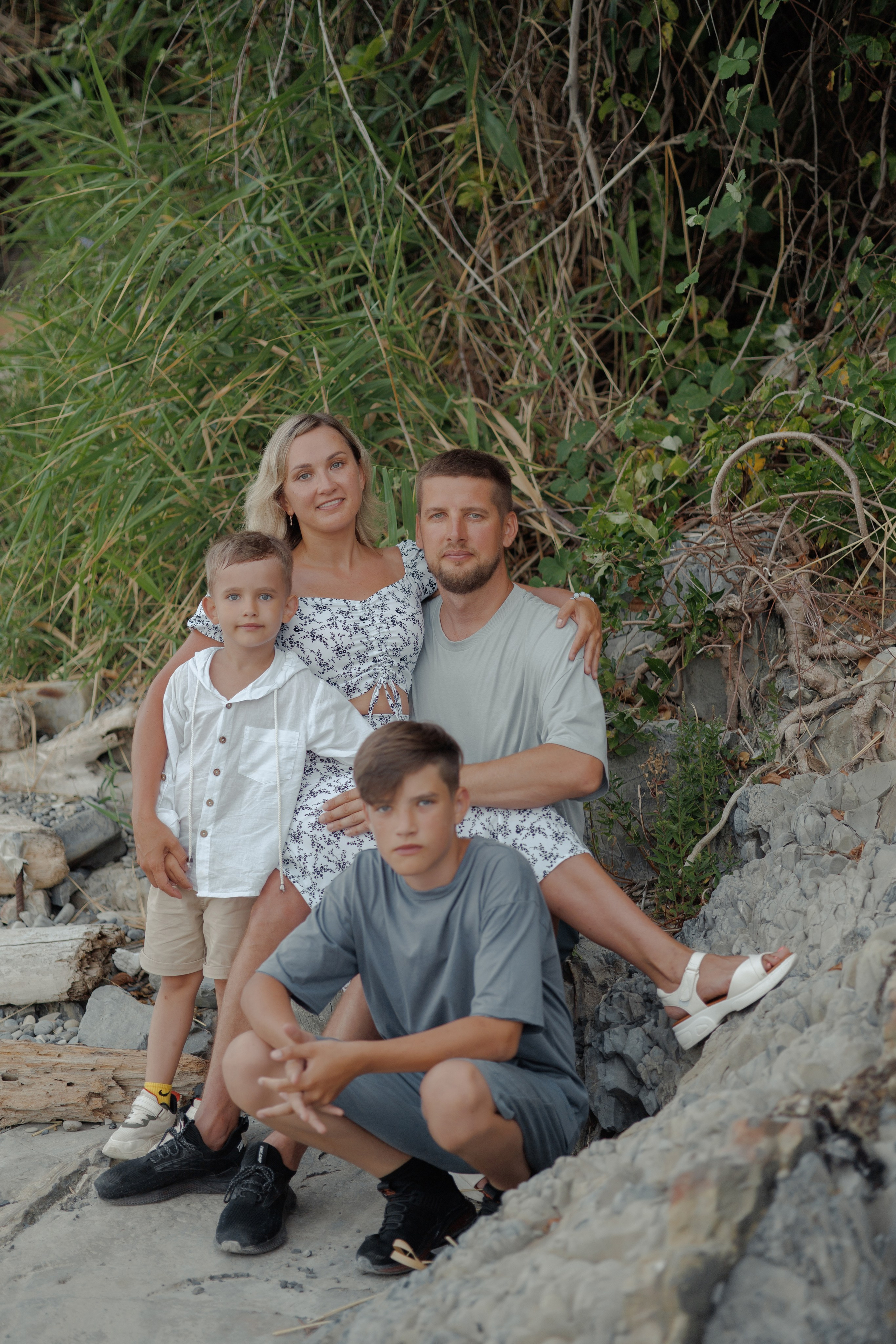 Семейная прогулка на берегу моря.