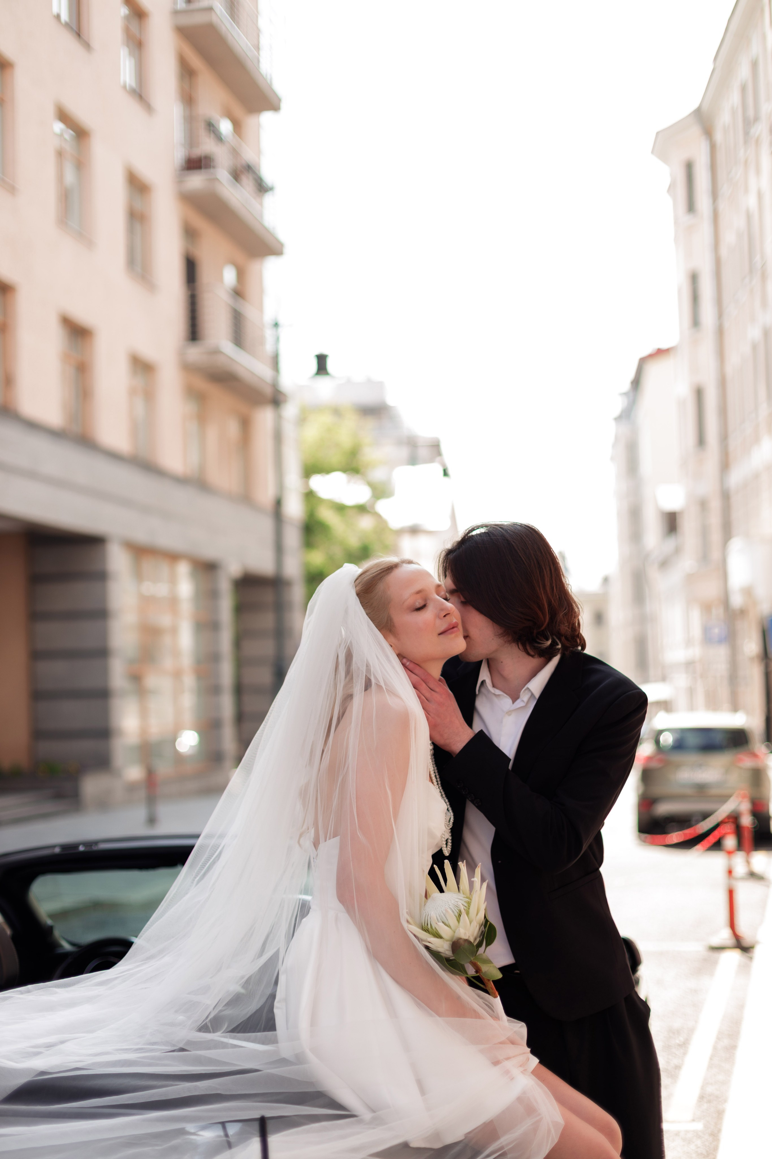 Свадебная съёмка с автомобилем в центре Москвы, фотограф на свадьбу Москва