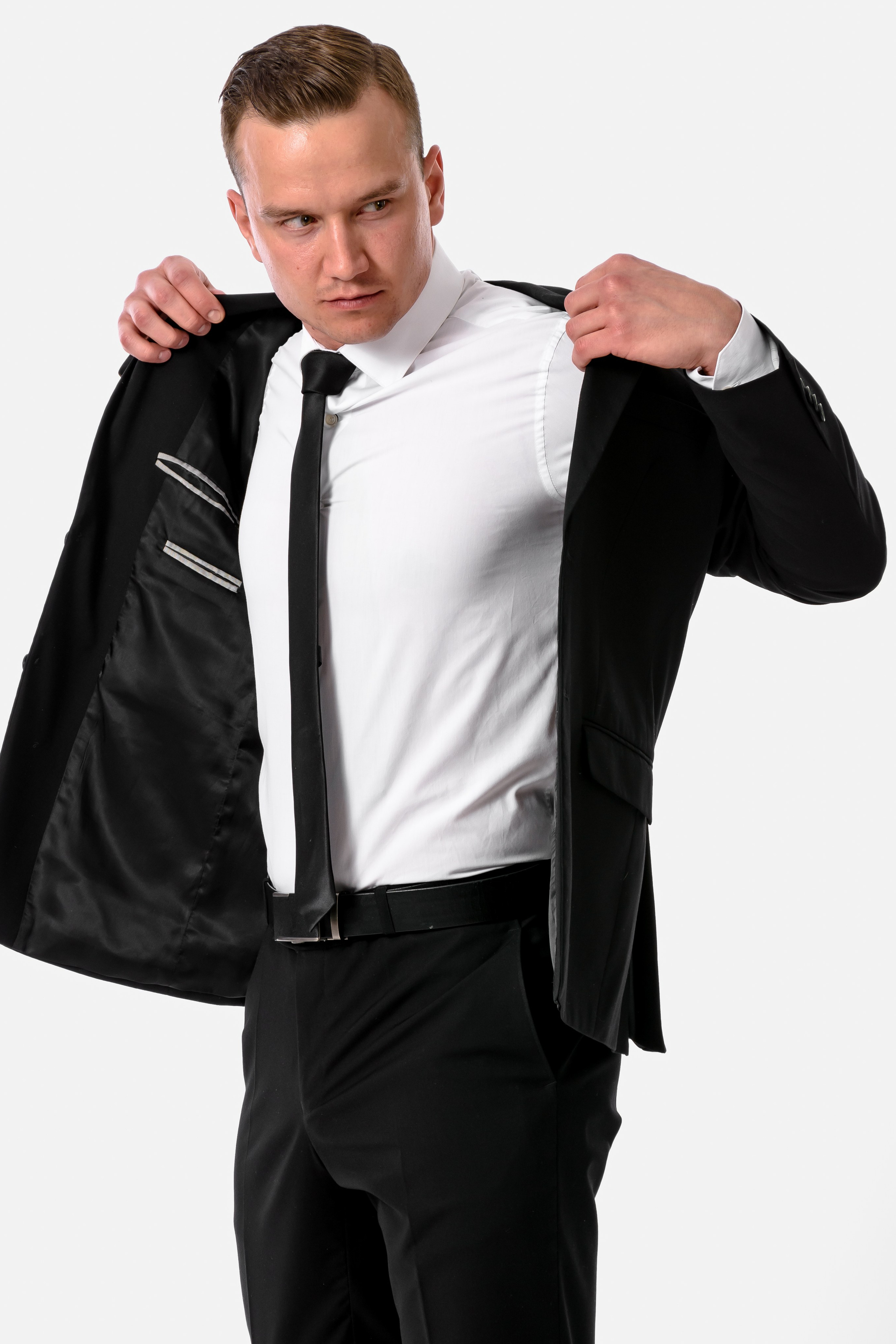 Профессиональная съемка мужской одежды и аксессуаров. Gramy-studio: фото, видео, инфографика и 3D визуализация для маркетплейсов