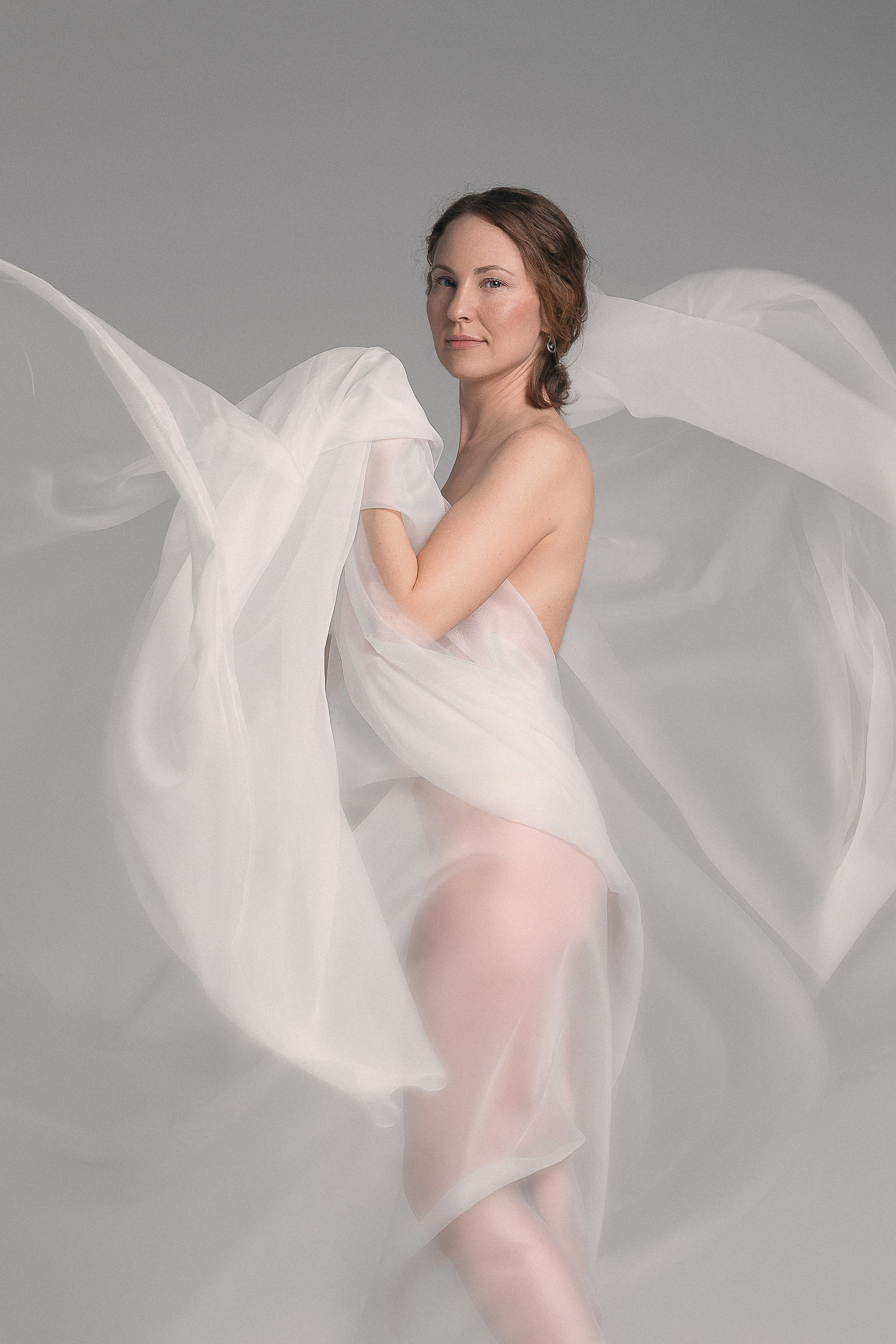 Фотосессия в студии с белой тканью для Ольги