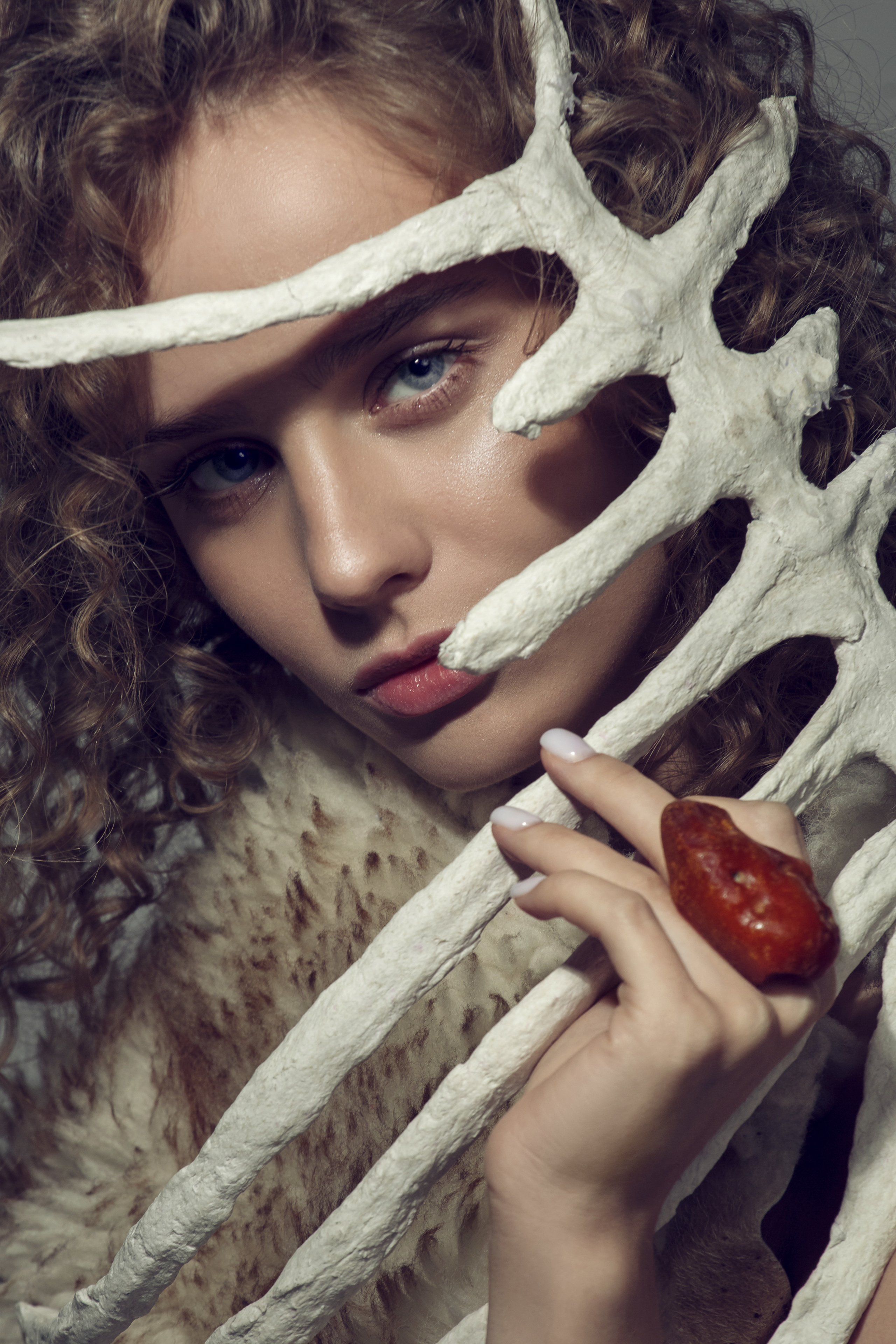 Съемка украшений из необработанного янтаря в эстетике примитивизма