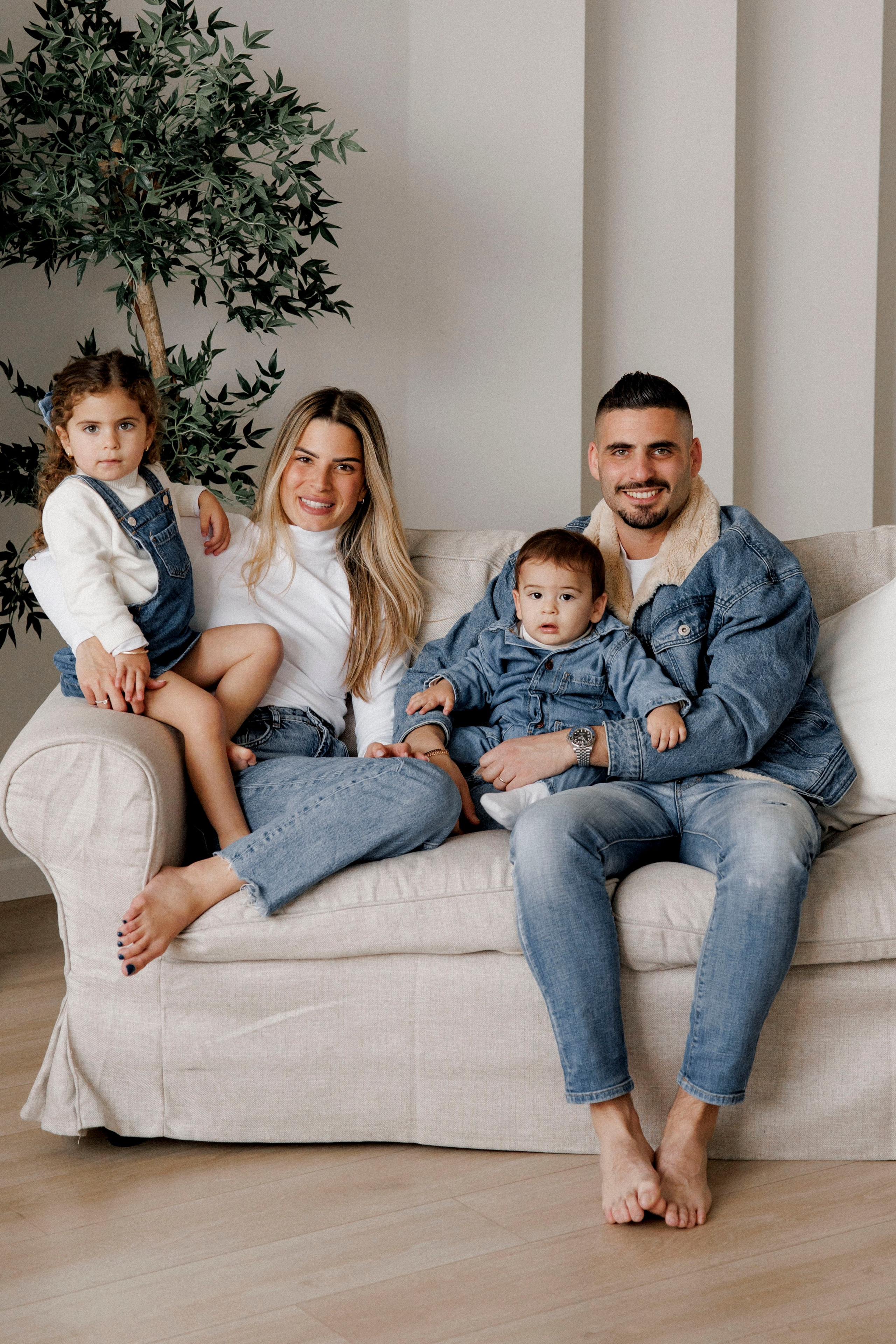 Family photoshoot in White Studio