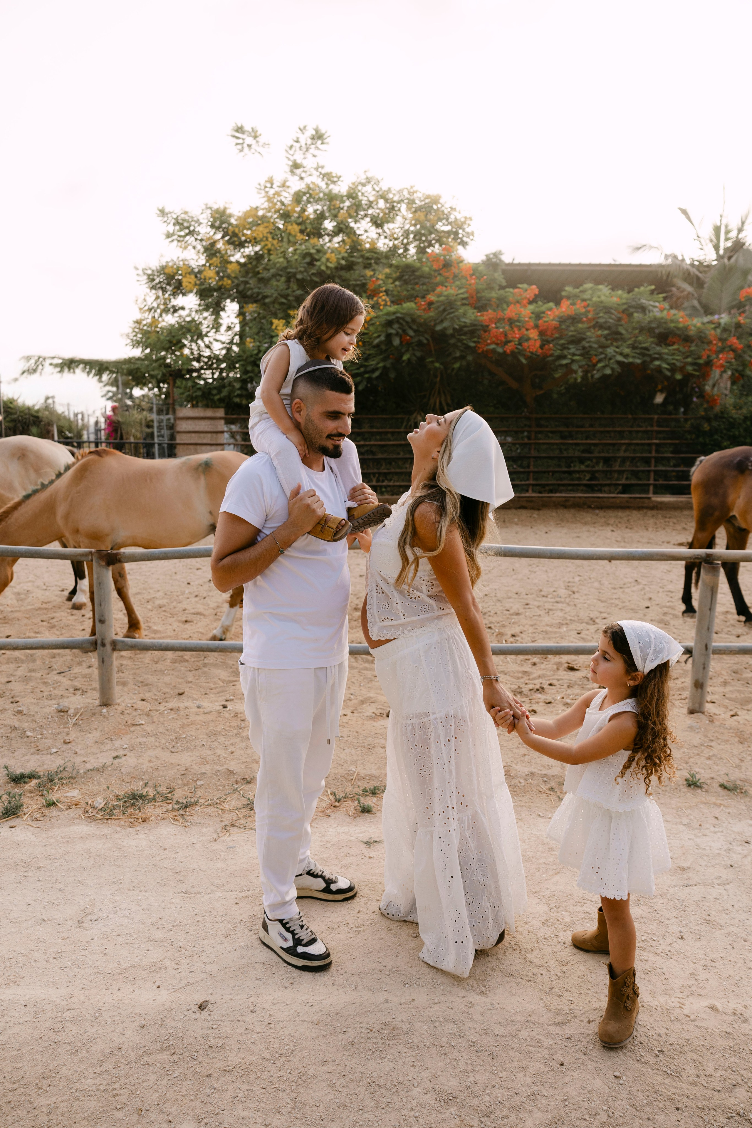 Pregnancy photoshoot at&nbsp;the horse farm