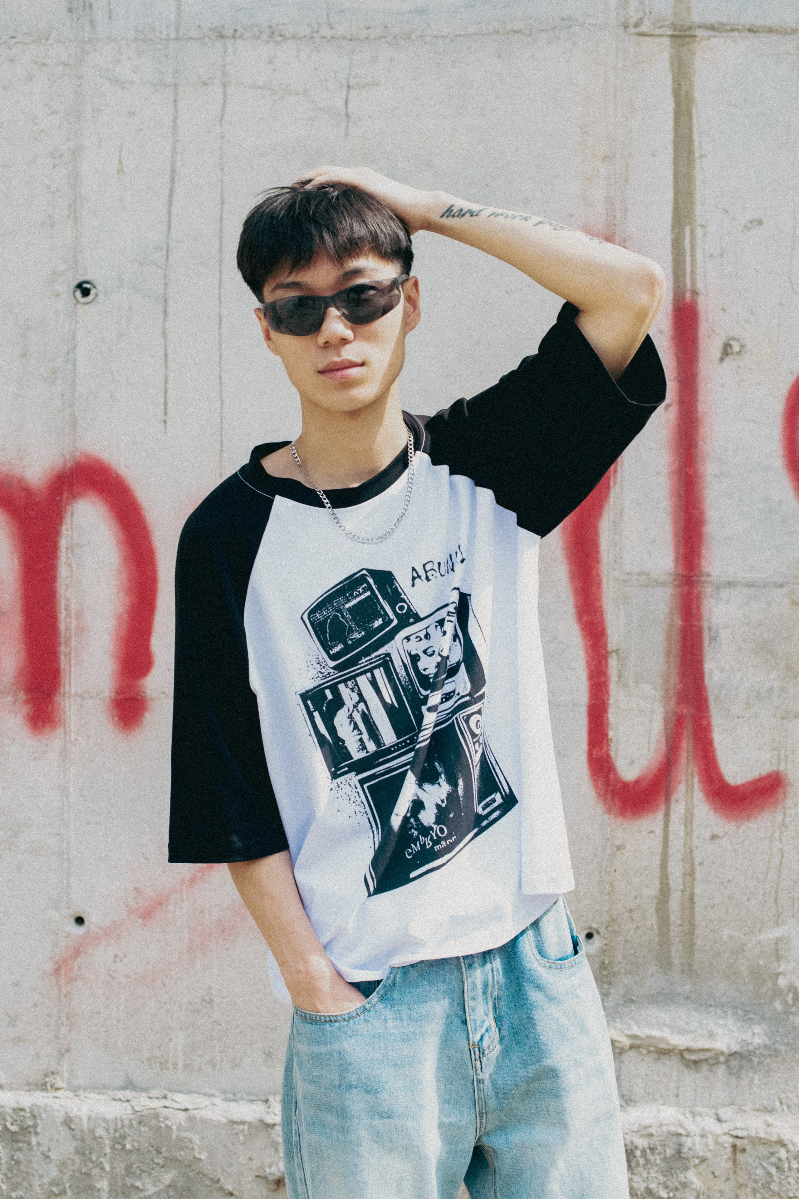 Съемка молодежных футболок