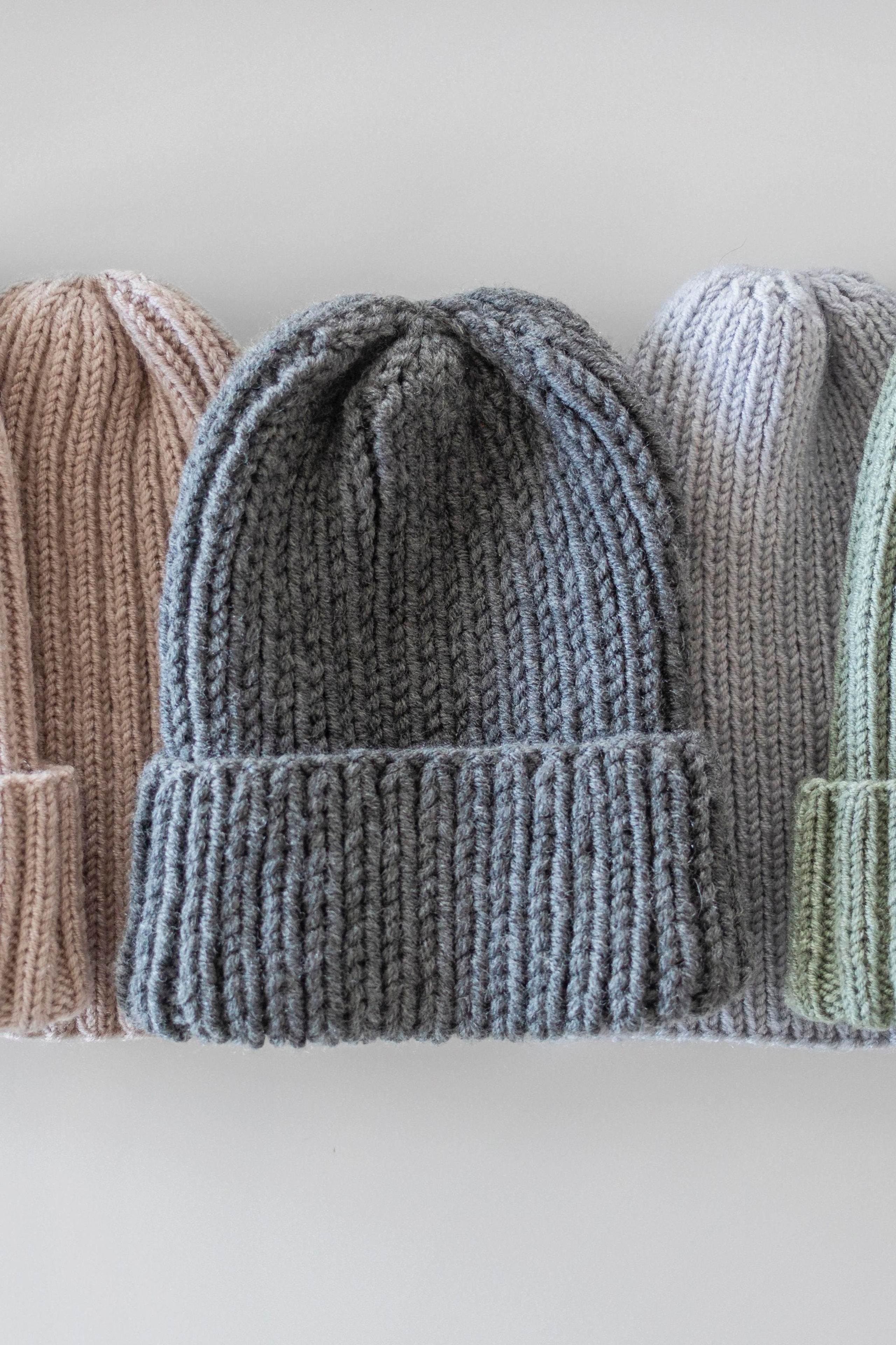 Шапки с шерстяной подкладкой для дополнительного тепла.