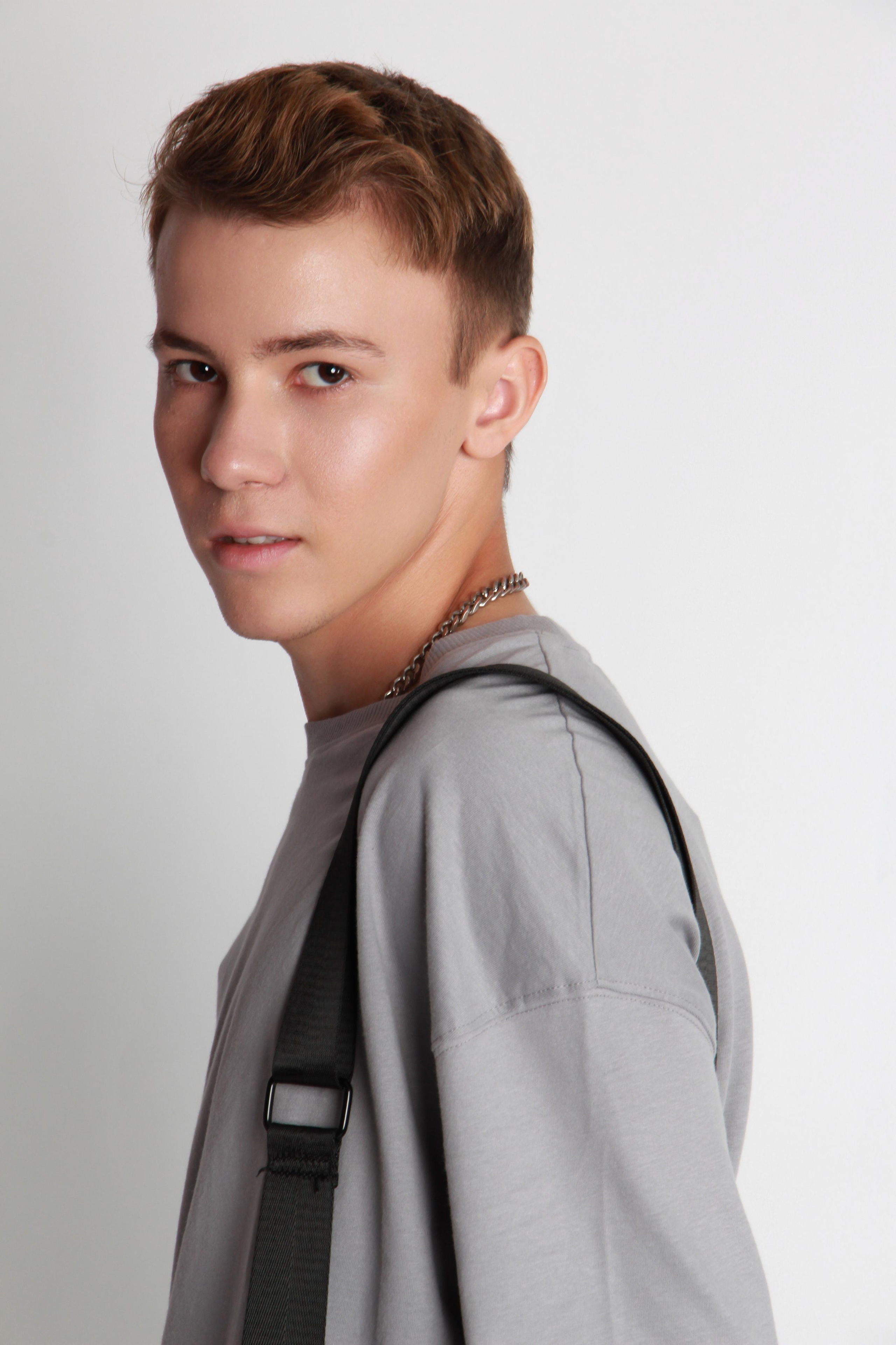 Модель для предметной съемки Руслан Б Новосибирск| Sale Easy